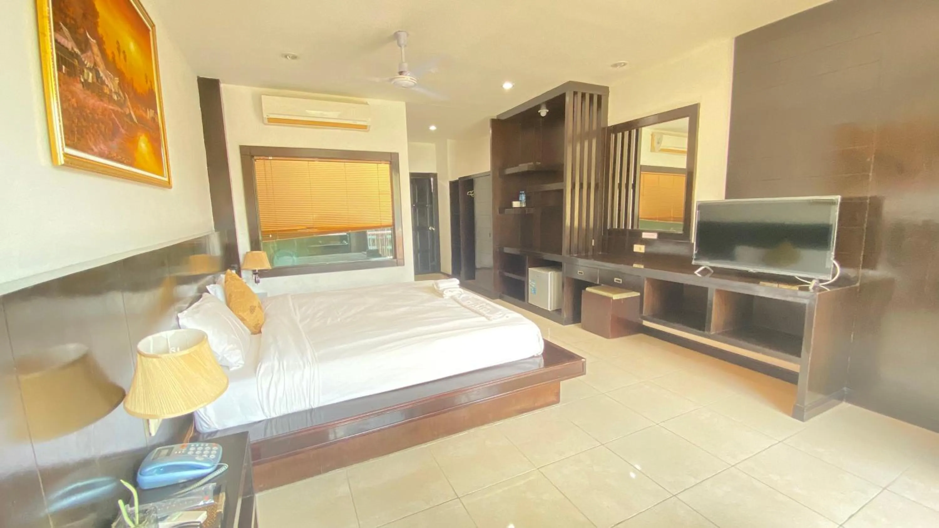 Communal lounge/ TV room, Bed in SM Patong Resort