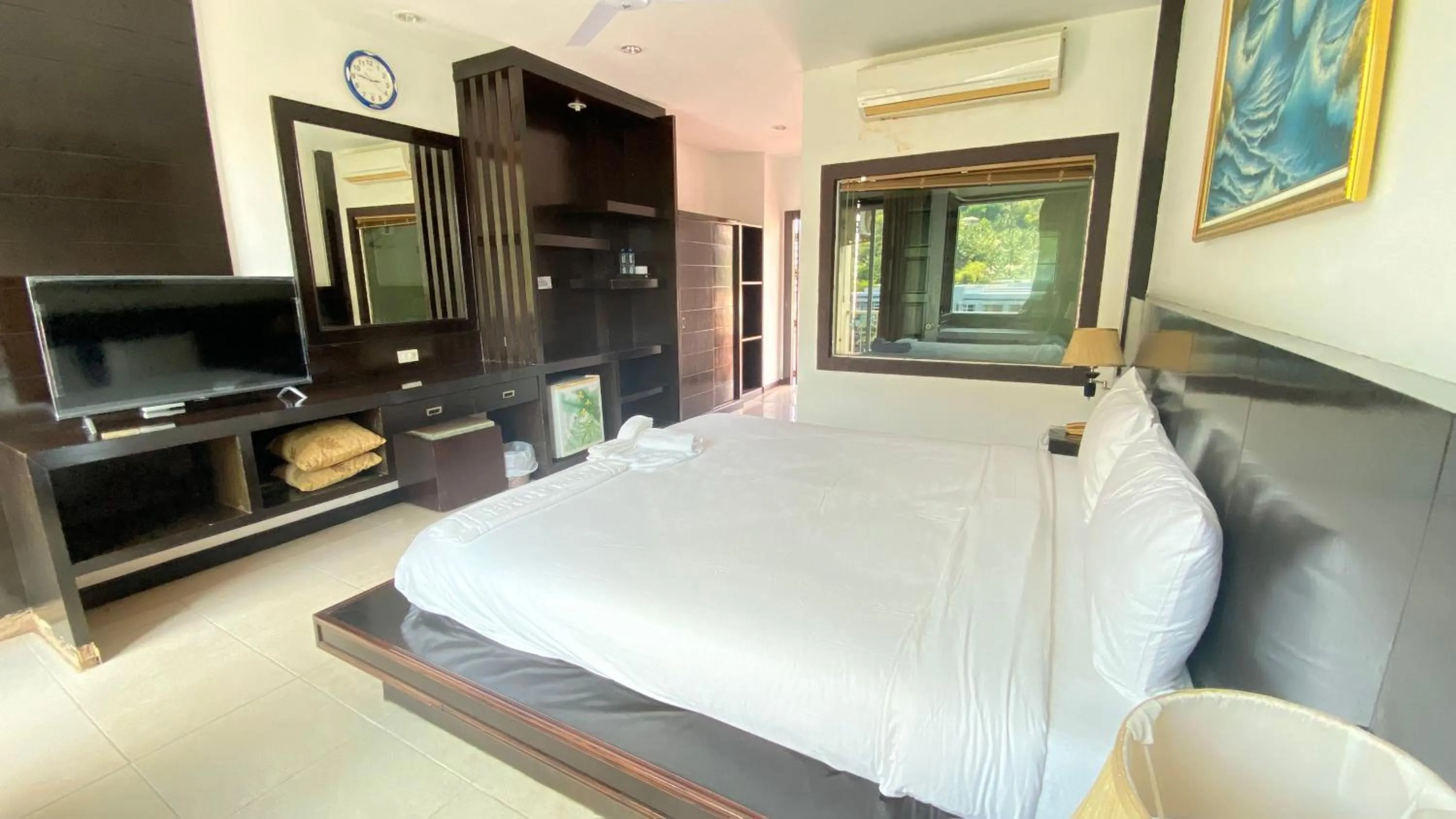 Communal lounge/ TV room, Bed in SM Patong Resort