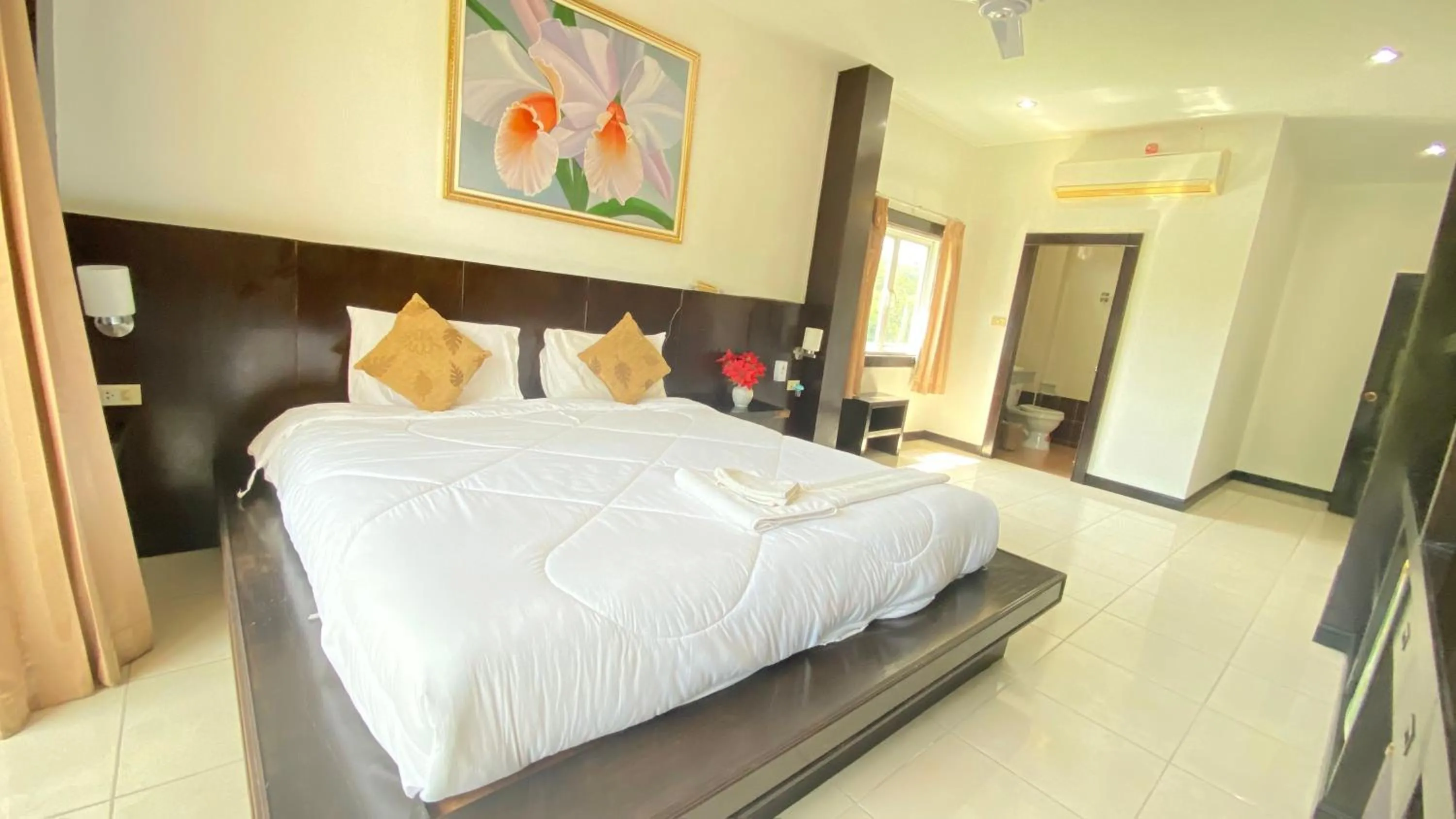 Bed in SM Patong Resort