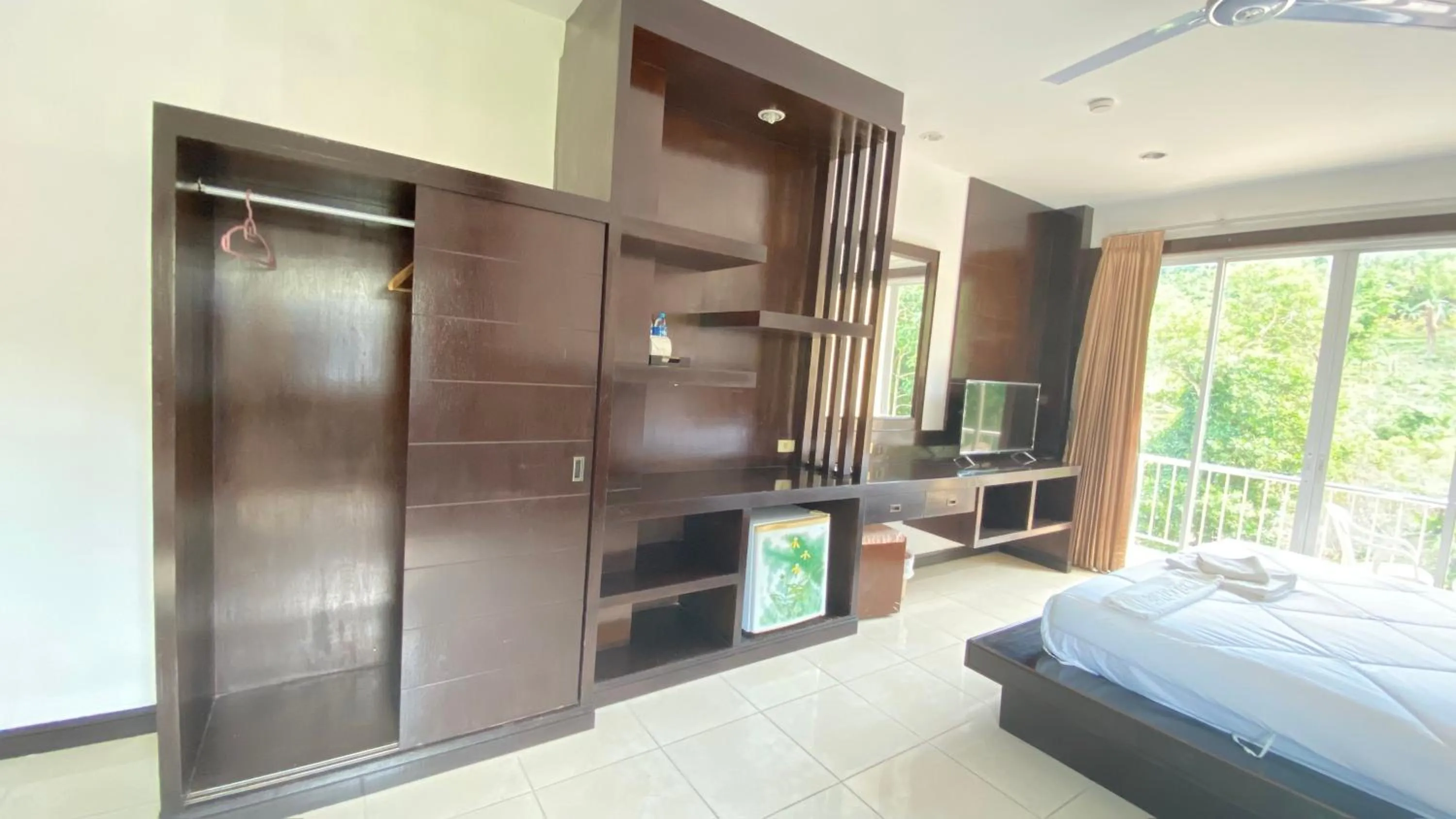 wardrobe, Bed in SM Patong Resort