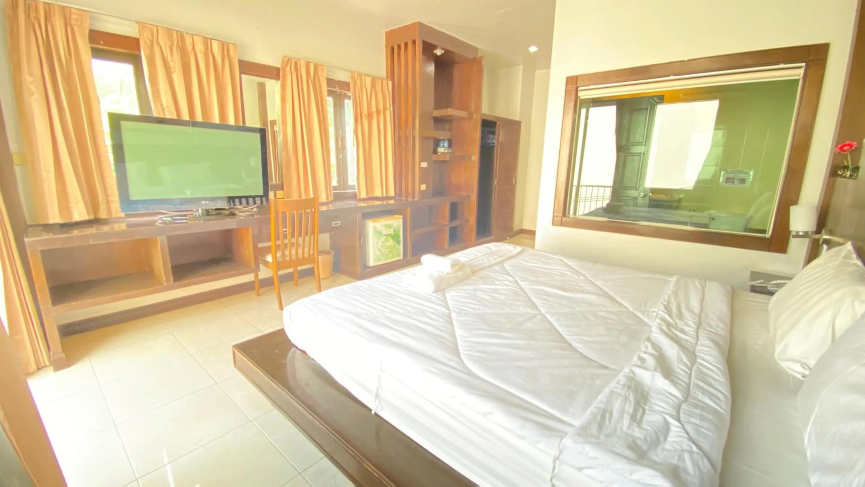 Communal lounge/ TV room, Bed in SM Patong Resort