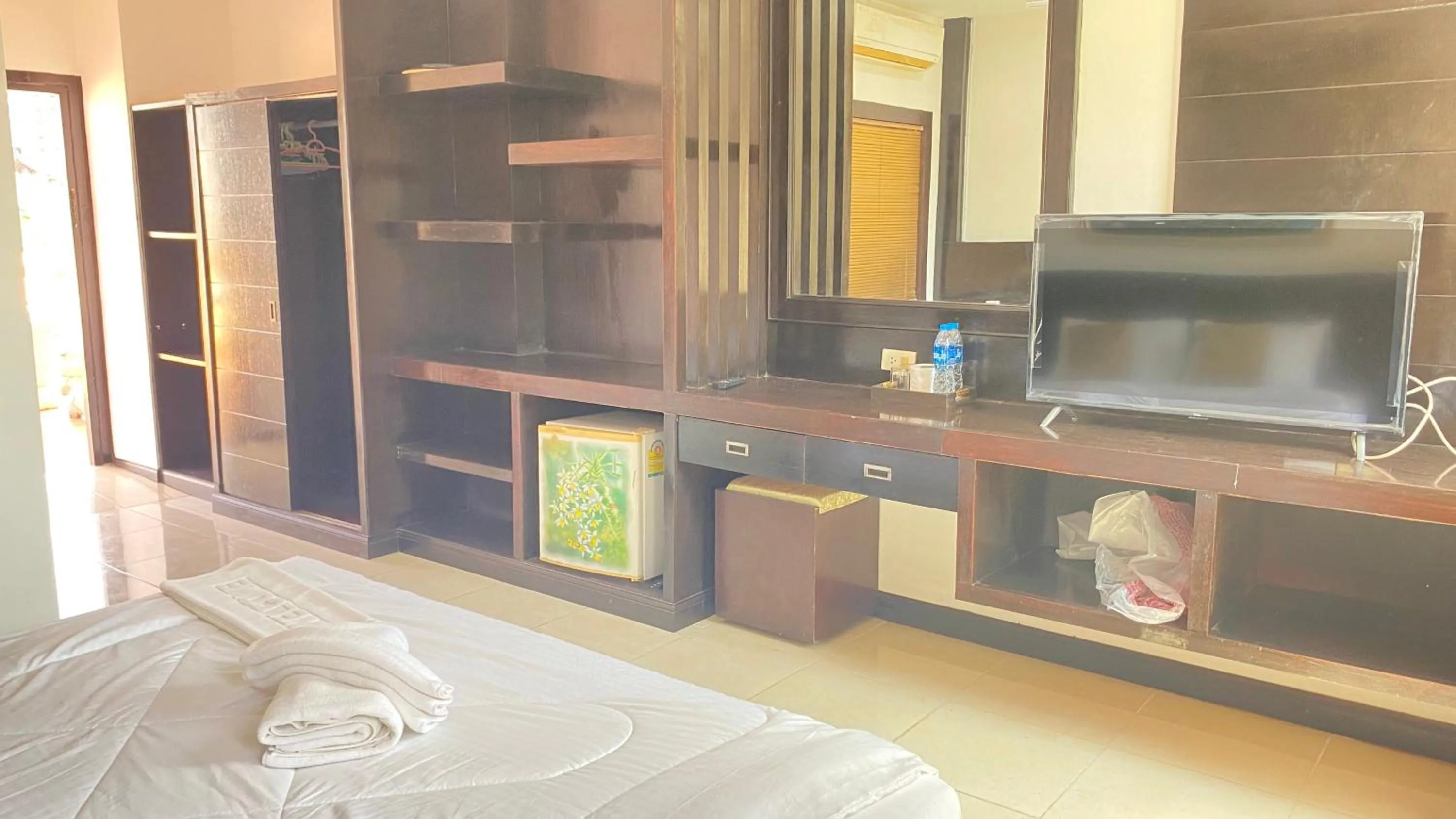 Communal lounge/ TV room, Bed in SM Patong Resort