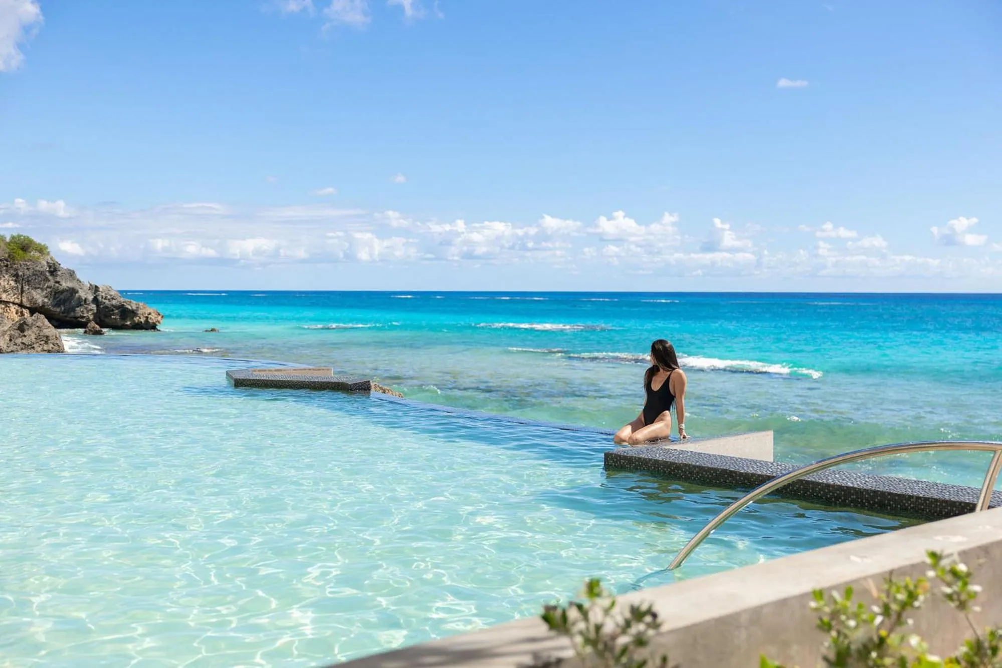Swimming pool in Azura Bermuda