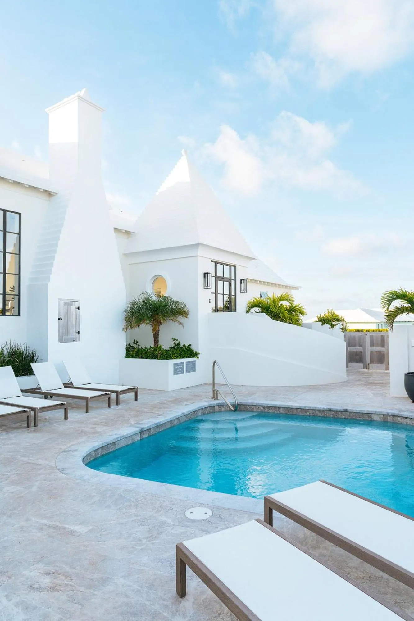 Swimming pool in Azura Bermuda