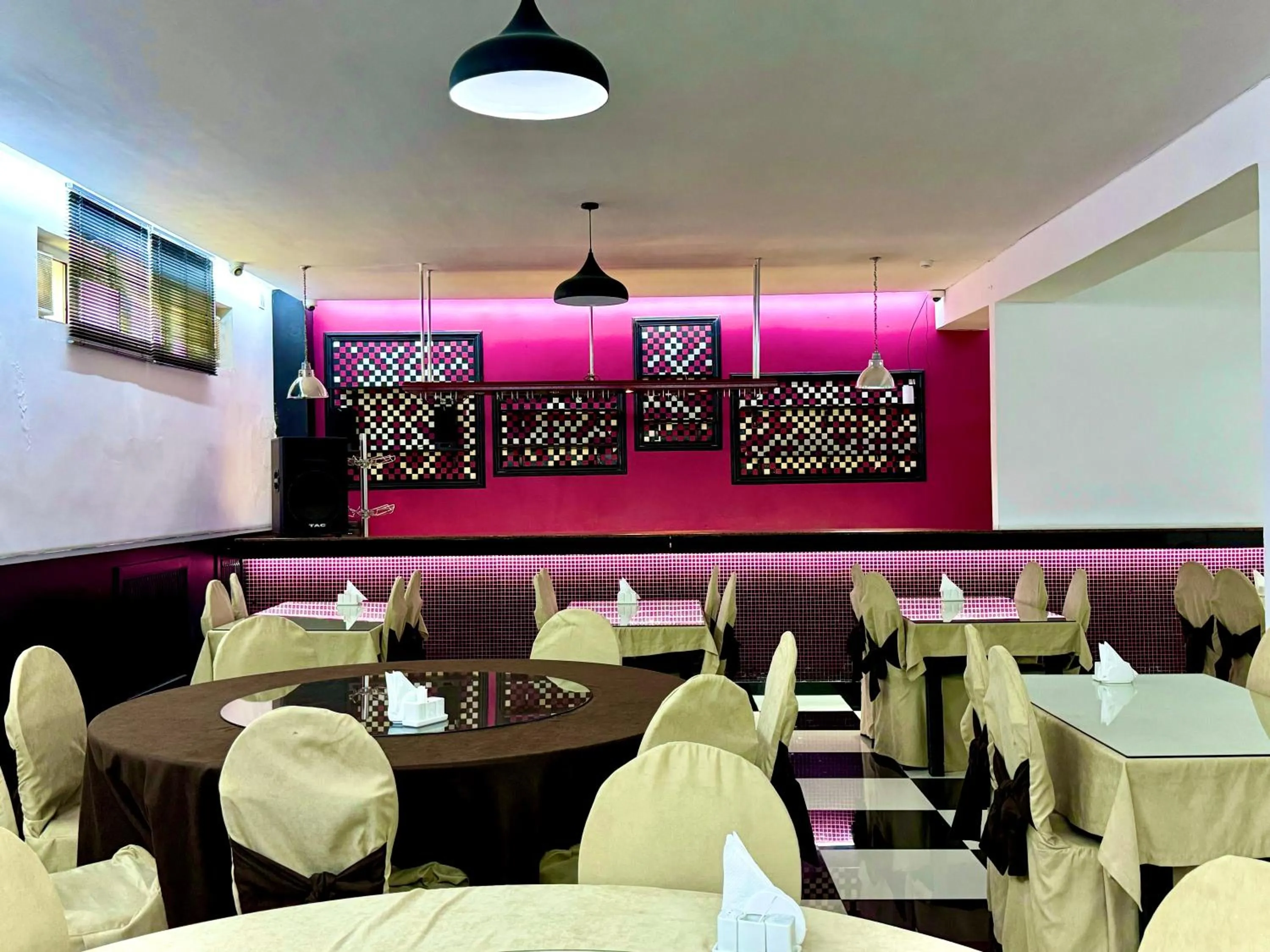 Restaurant/places to eat in Retro Palace