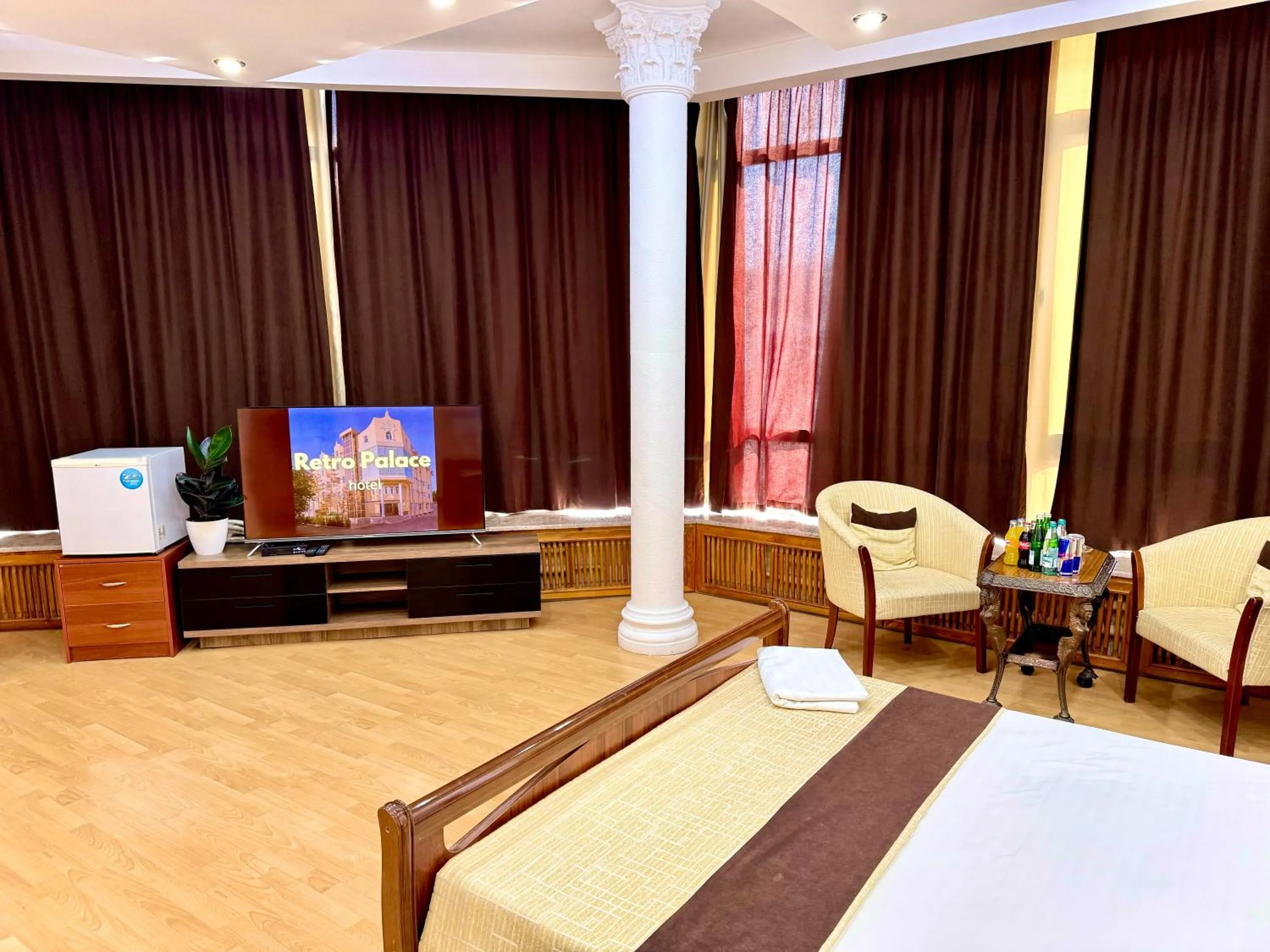 Communal lounge/ TV room in Retro Palace