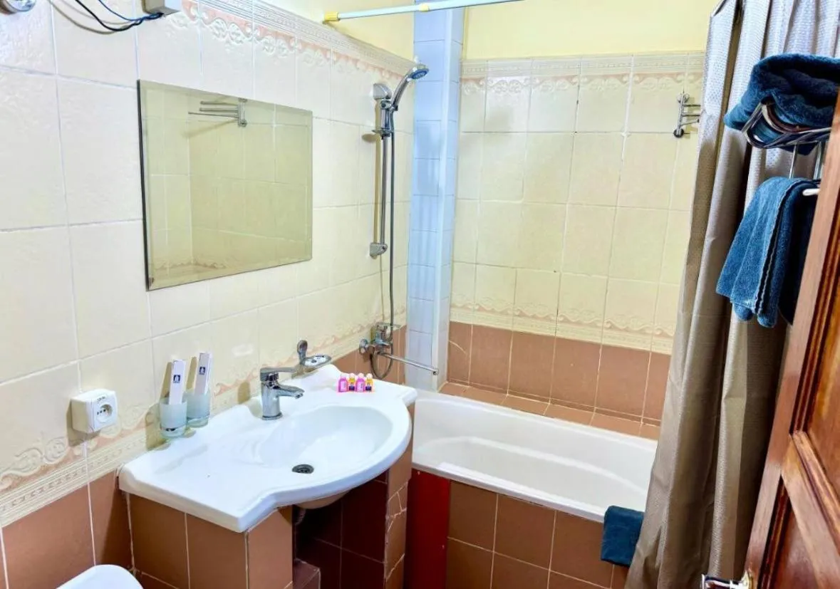 Shower in Retro Palace