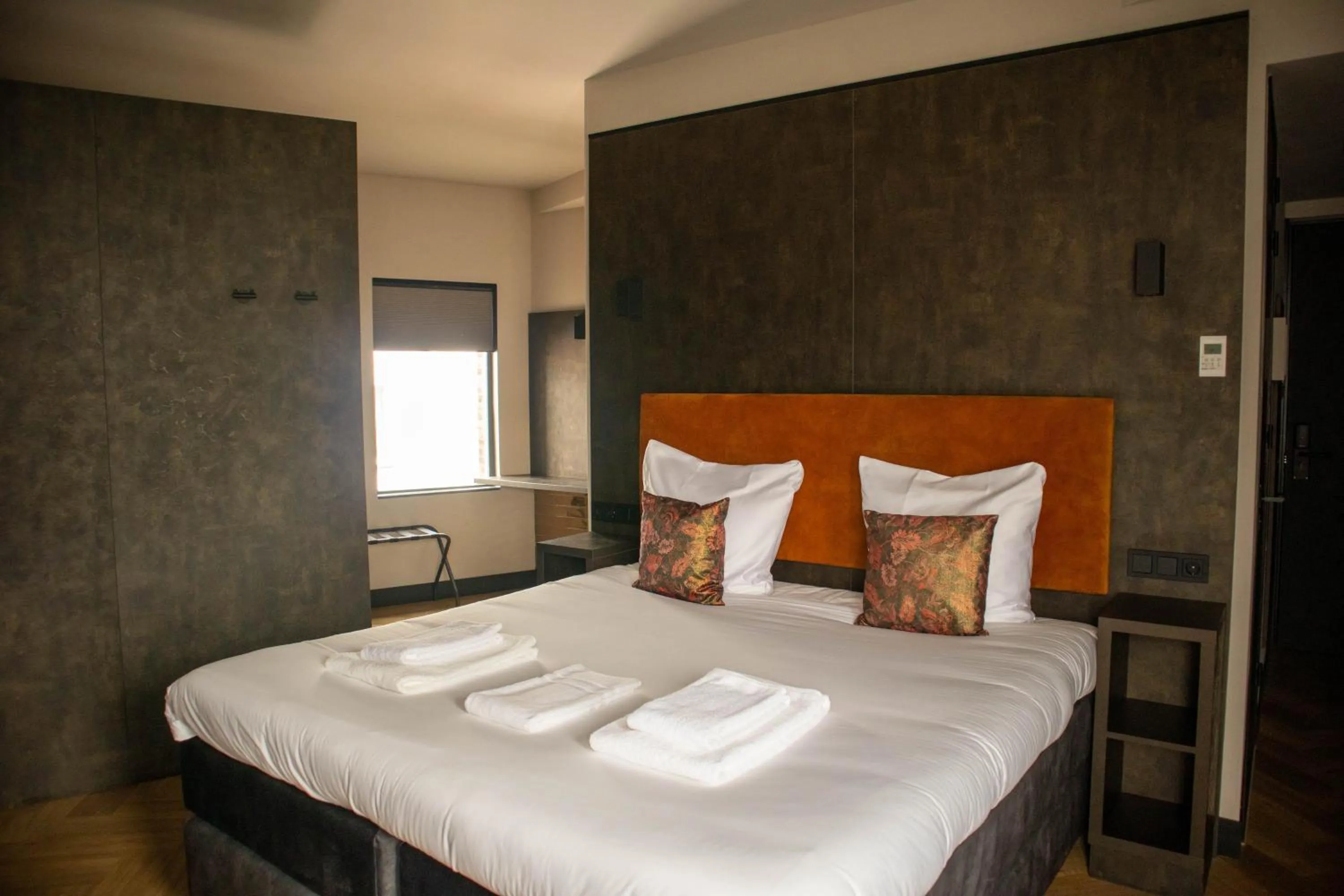 Bedroom, Bed in Monument Hotel