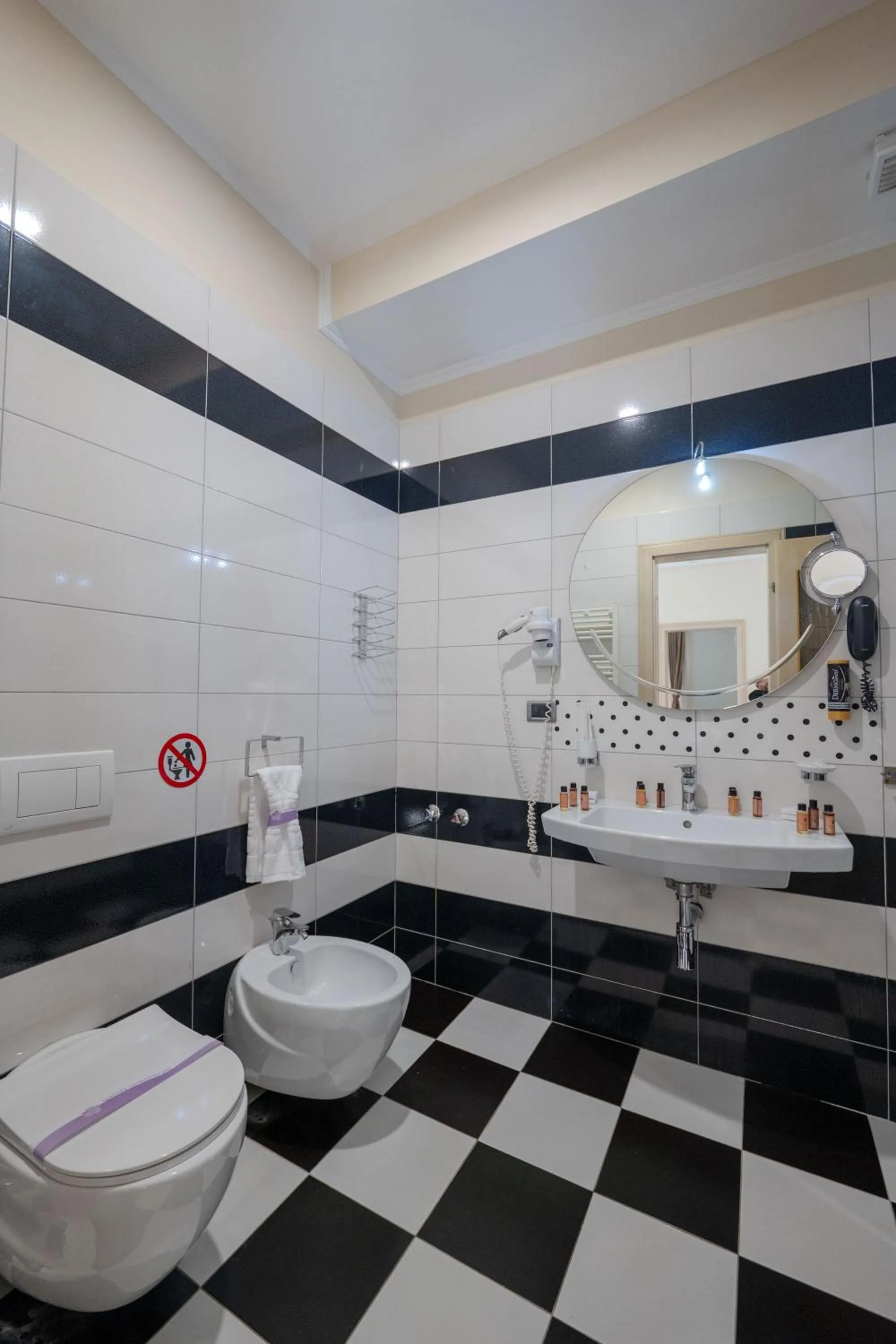 Toilet in Olimpic Hotel