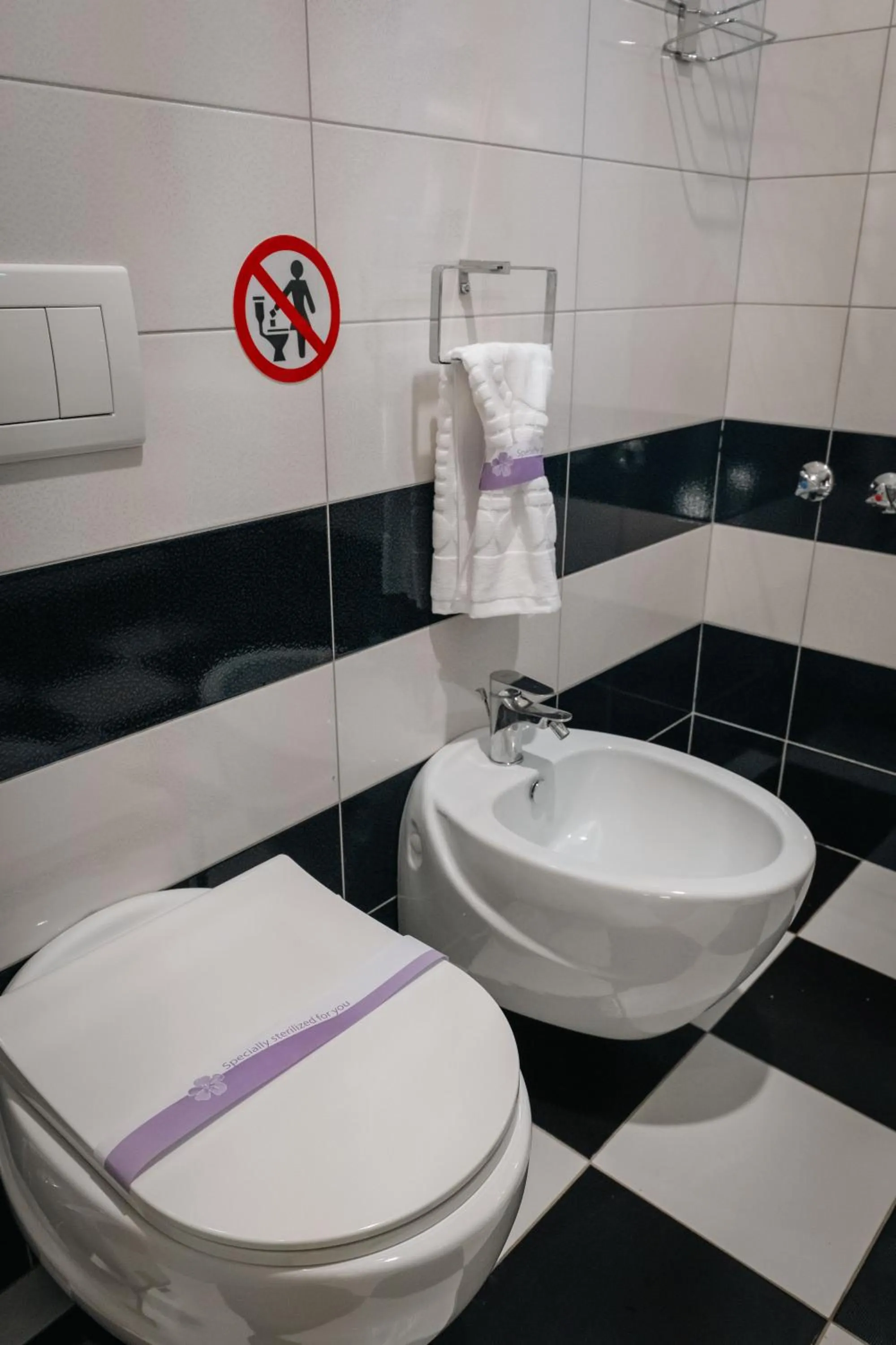 Toilet in Olimpic Hotel