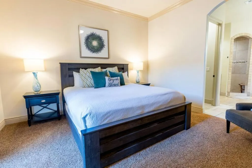 Bed in Suite Retreat with Pool Spa Gym and Tennis Court