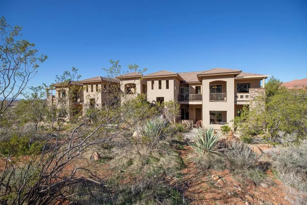 Suite Retreat with Pool Spa Gym and Tennis Court