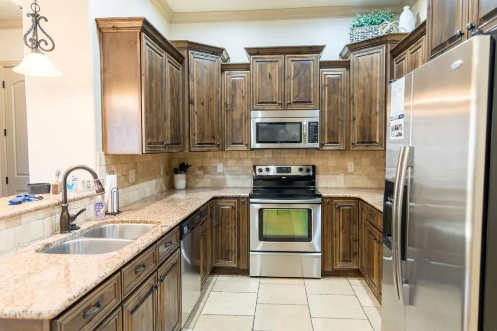 Suite Retreat with Pool Spa Gym and Tennis Court