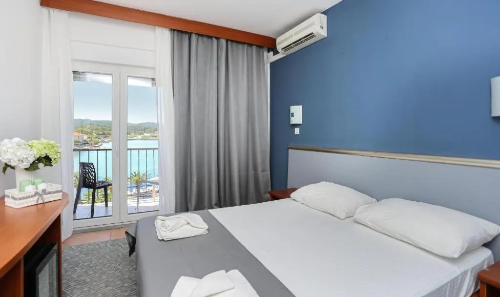 View (from property/room), Bed in Hotel Lumbarda