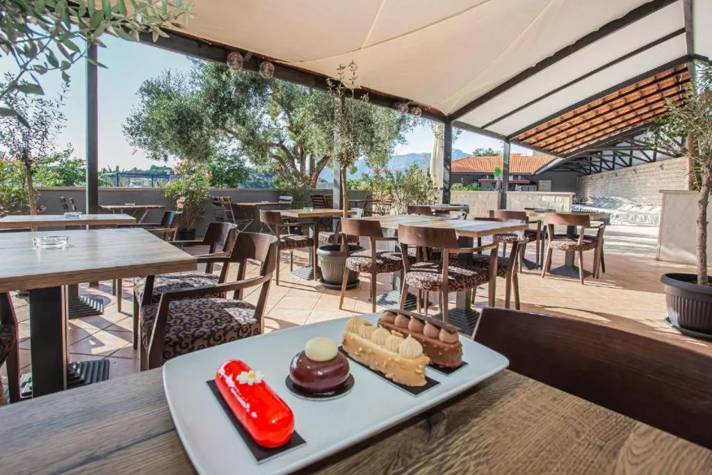 Restaurant/places to eat in Hotel Lumbarda