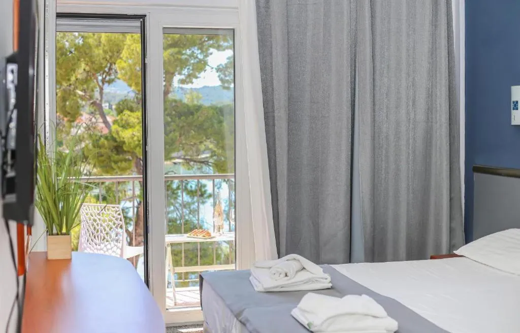 TV and multimedia, Bed in Hotel Lumbarda