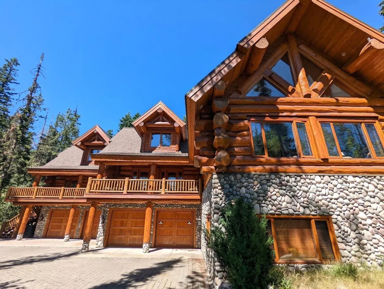 The Grand Alpine Lodge