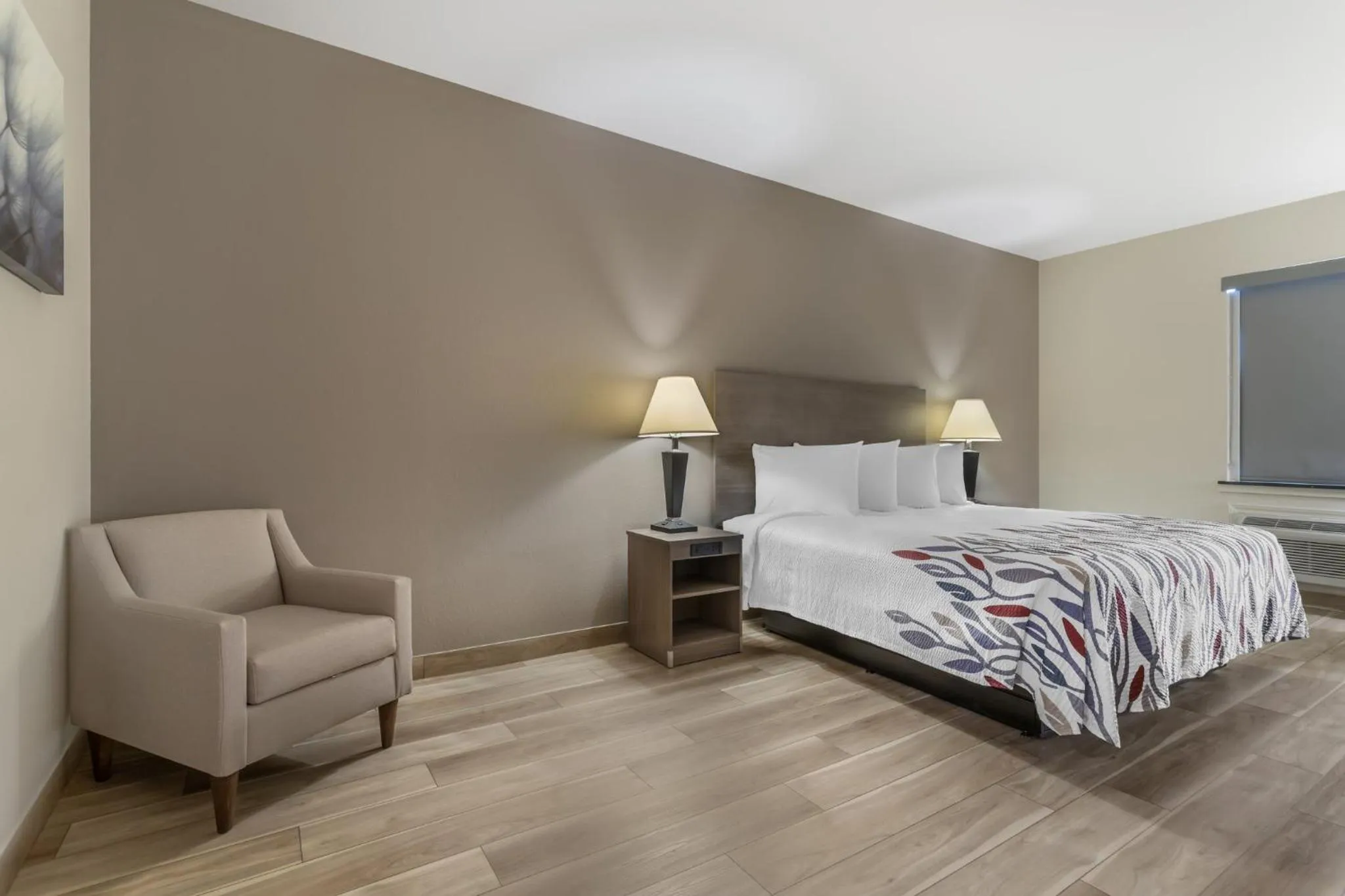 Photo of the whole room, Bed in Red Roof Inn La Porte