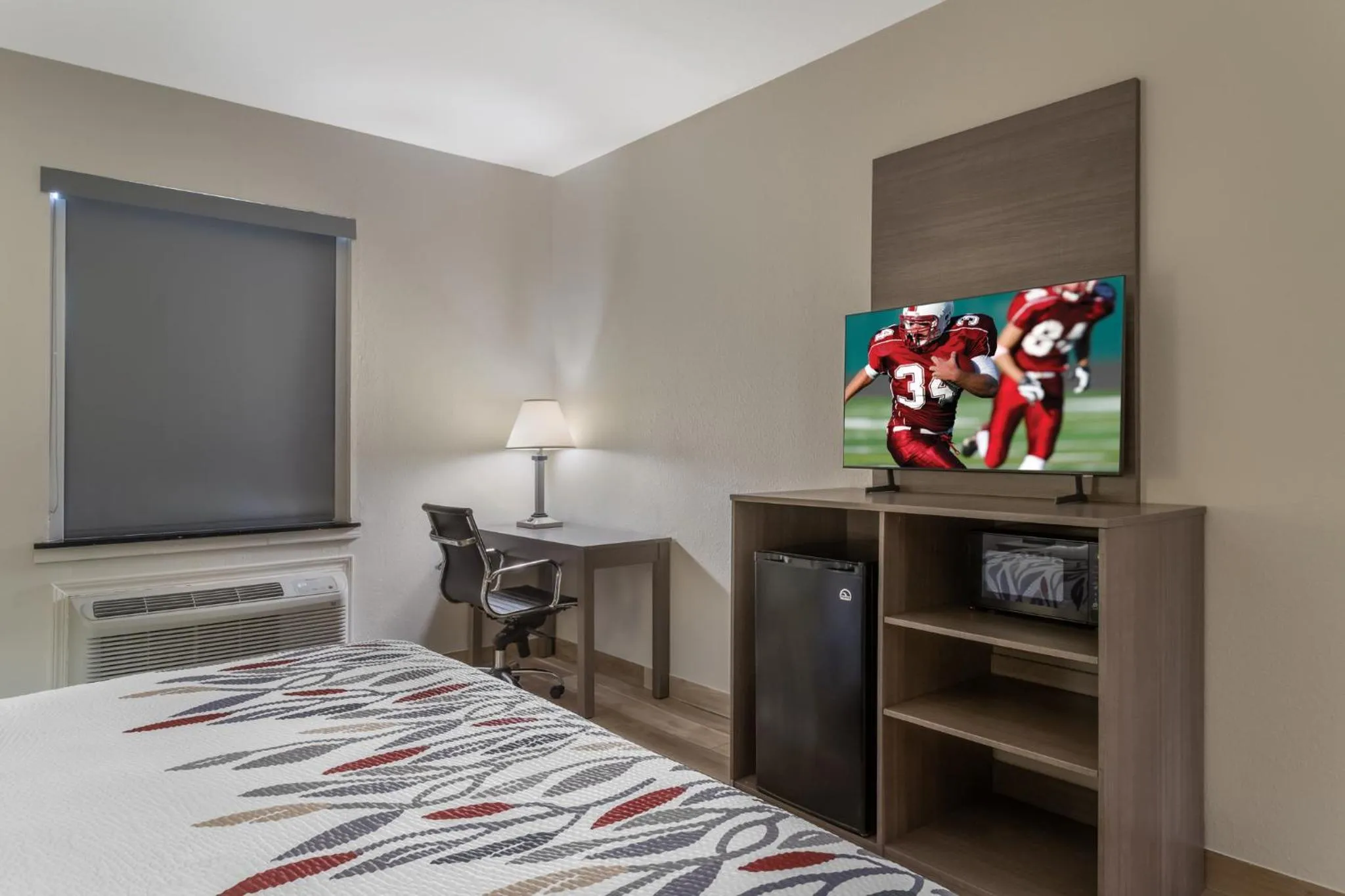 Photo of the whole room, Bed in Red Roof Inn La Porte