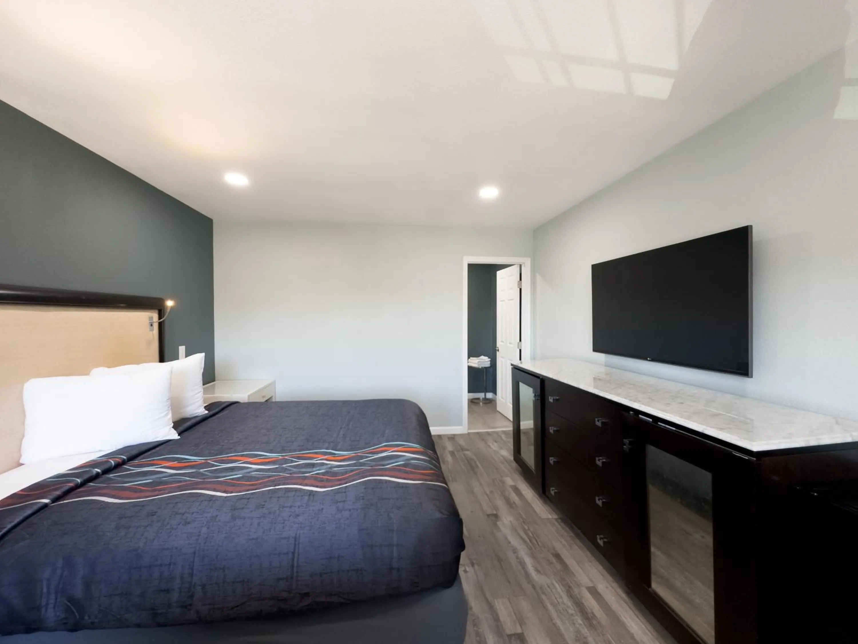 Bed in Courtesy Inn & Suites