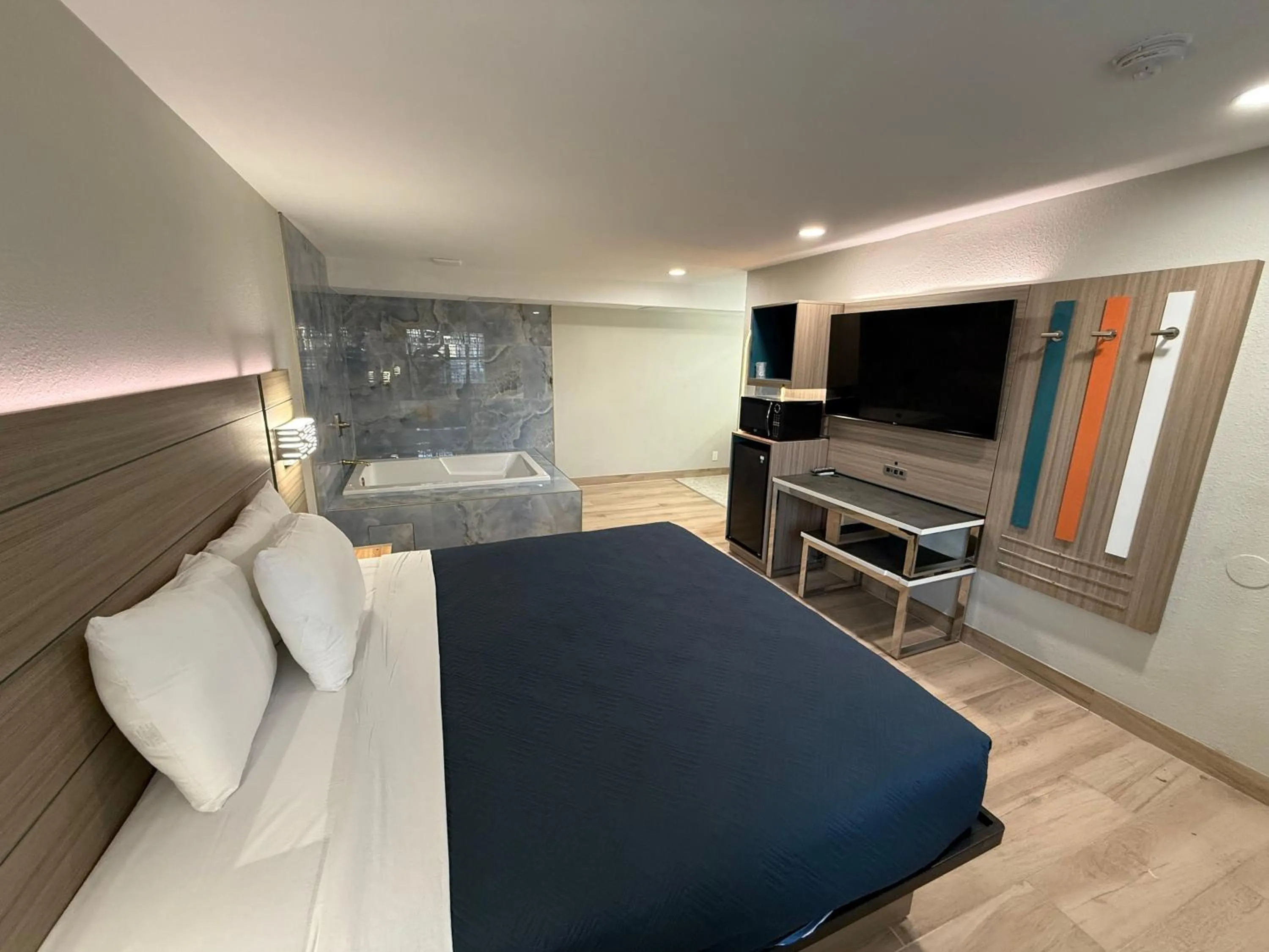 Photo of the whole room, Bed in Rosemead Motel