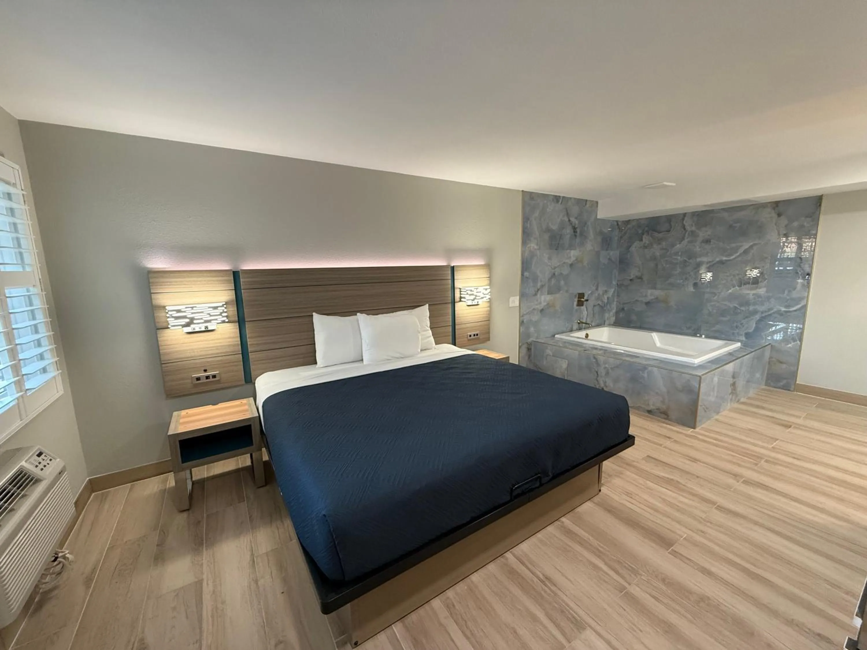 Photo of the whole room, Bed in Rosemead Motel