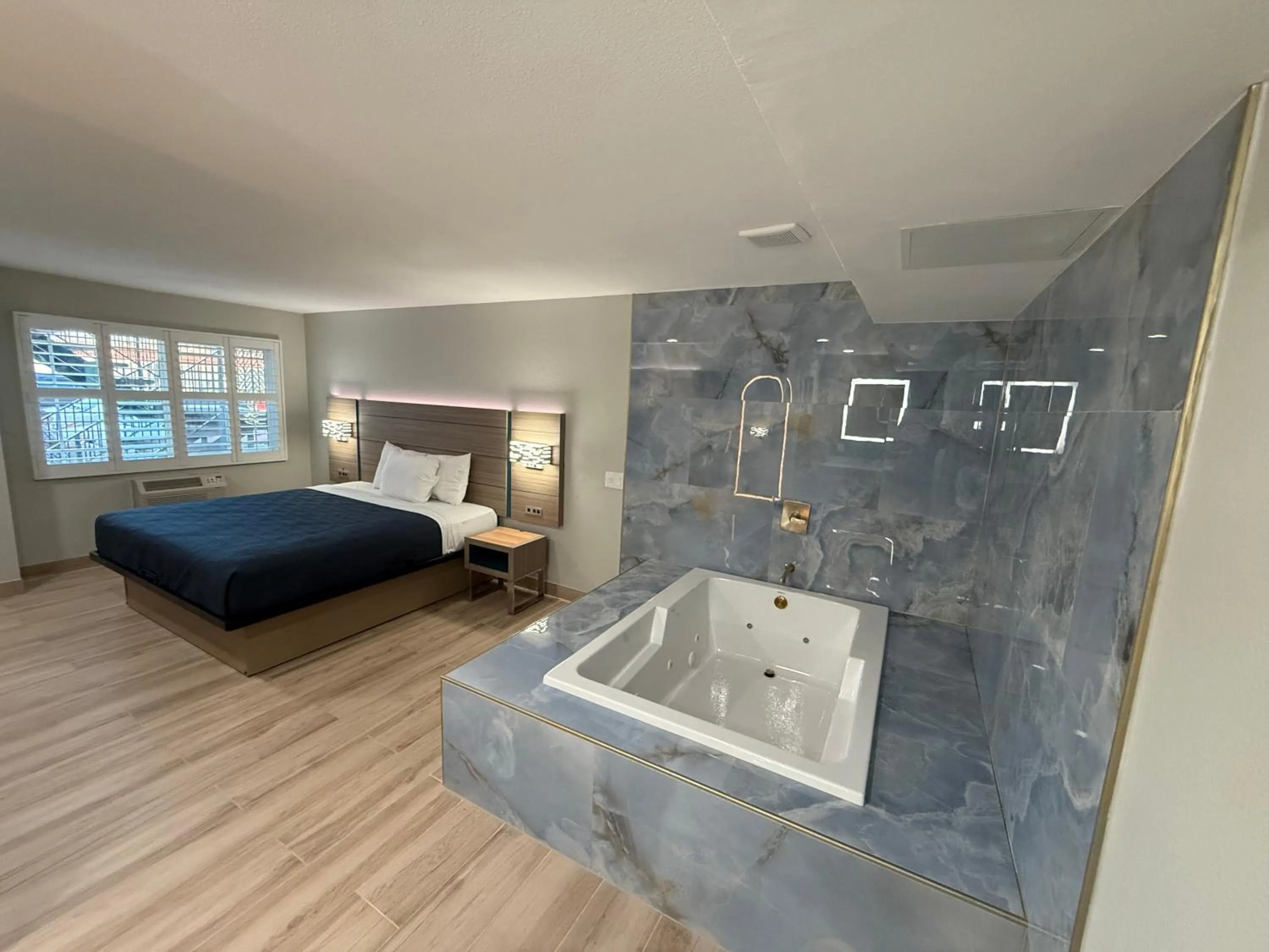 Hot Tub, Bed in Rosemead Motel