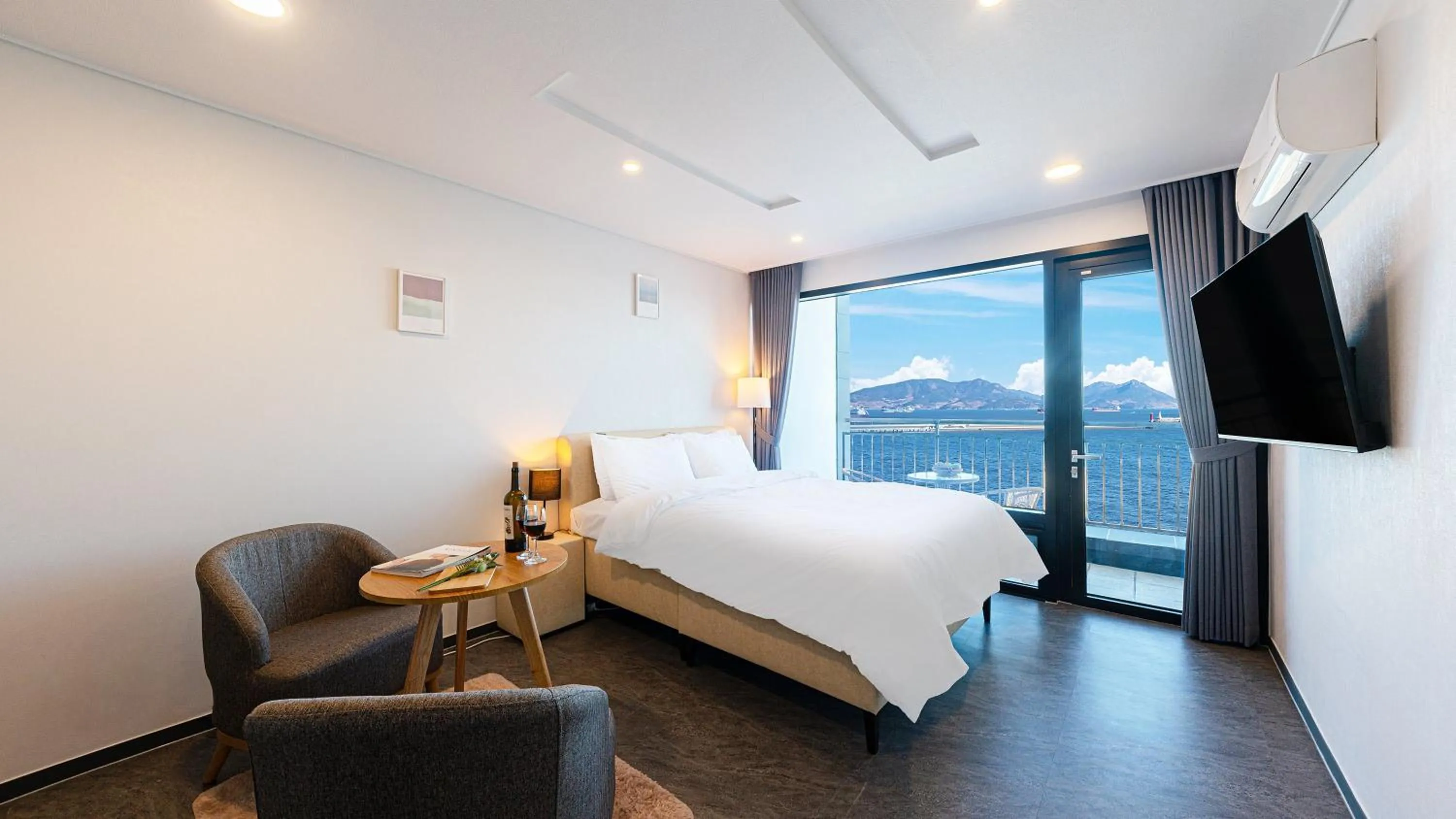 Photo of the whole room, Bed in Hotel C Resort