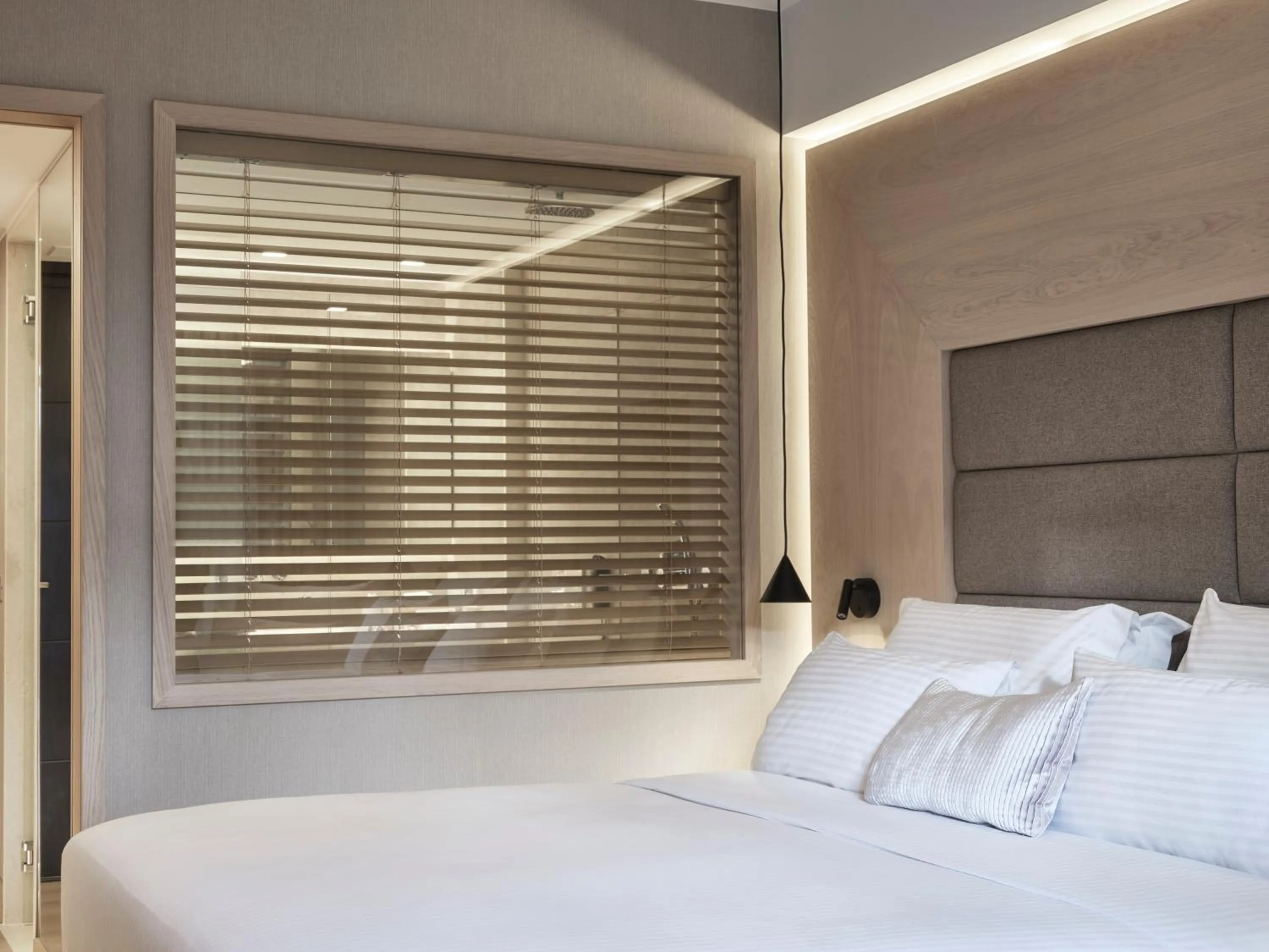 Bed in Sea View Cityscape Hotel