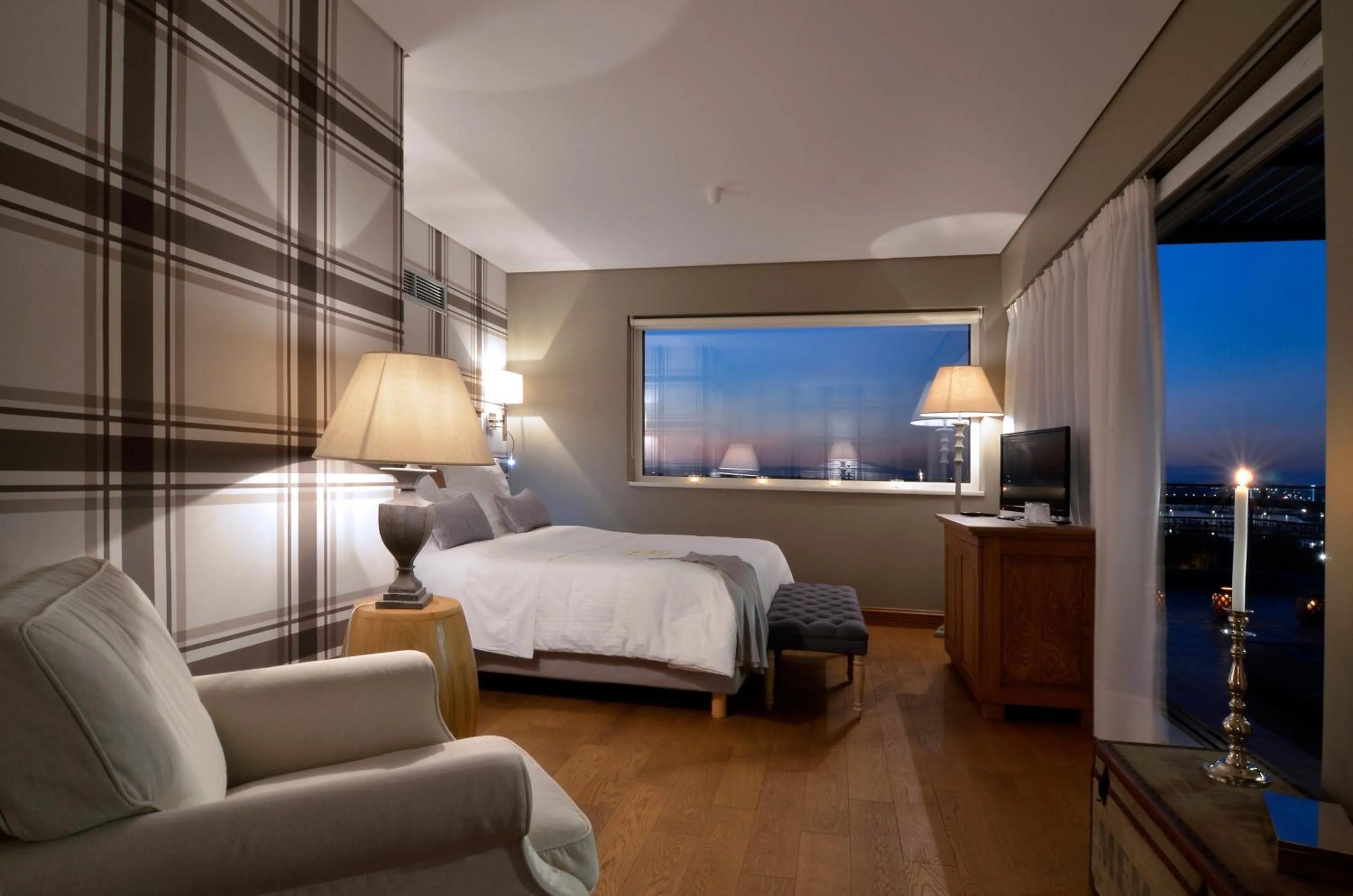 Bathroom, Bed in Sea View Cityscape Hotel