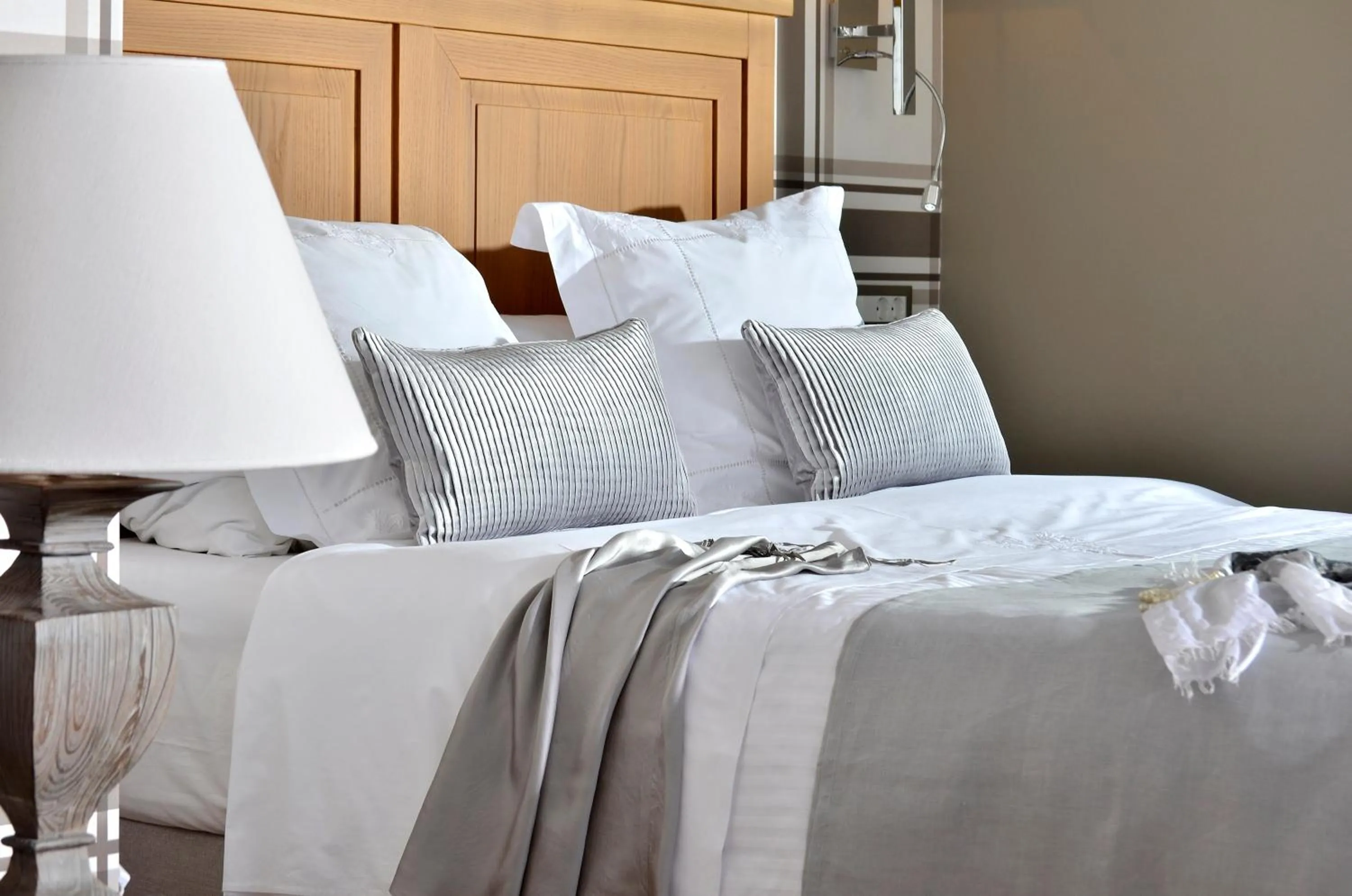 Bed in Sea View Cityscape Hotel