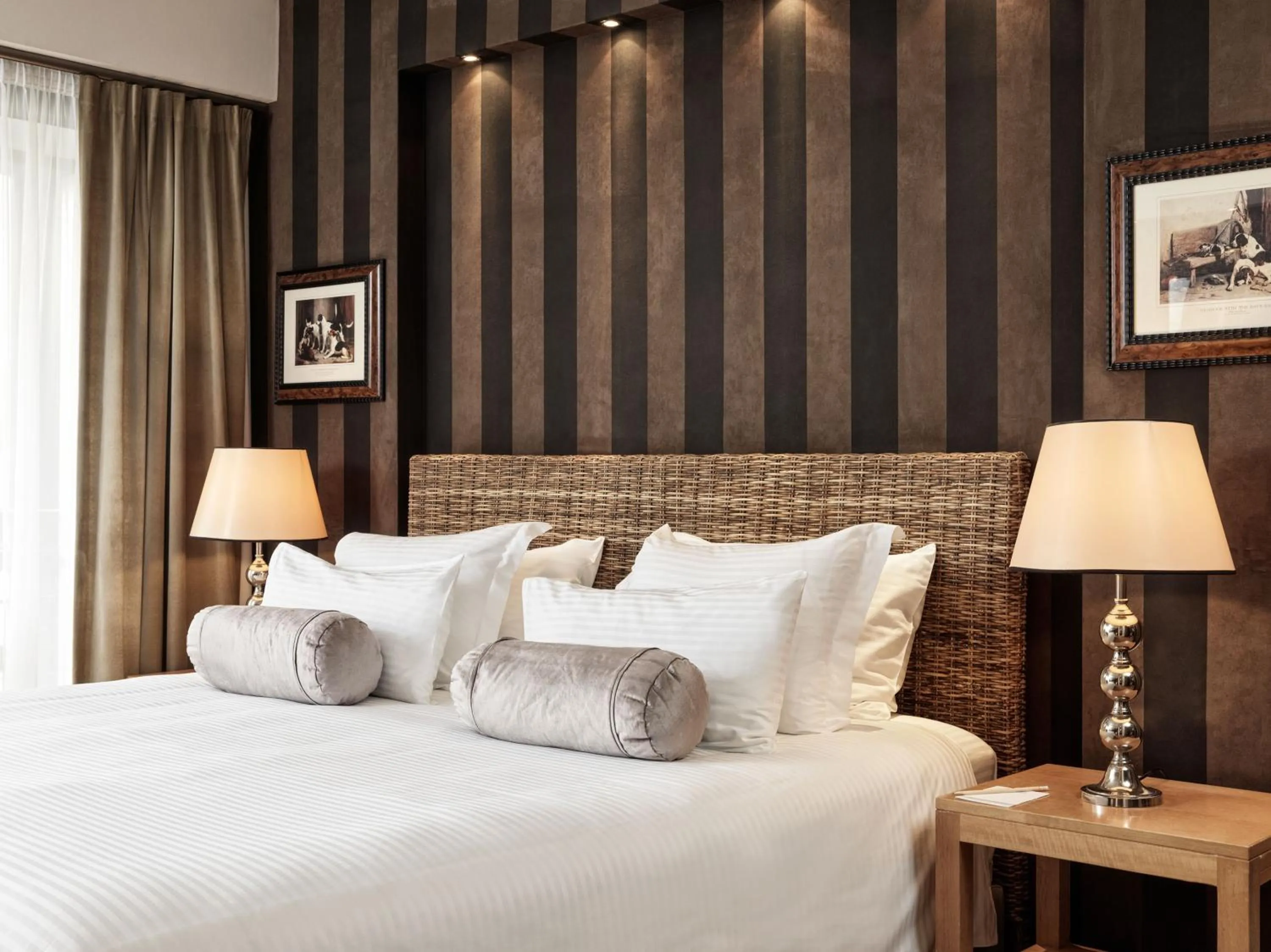 Bed in Sea View Cityscape Hotel