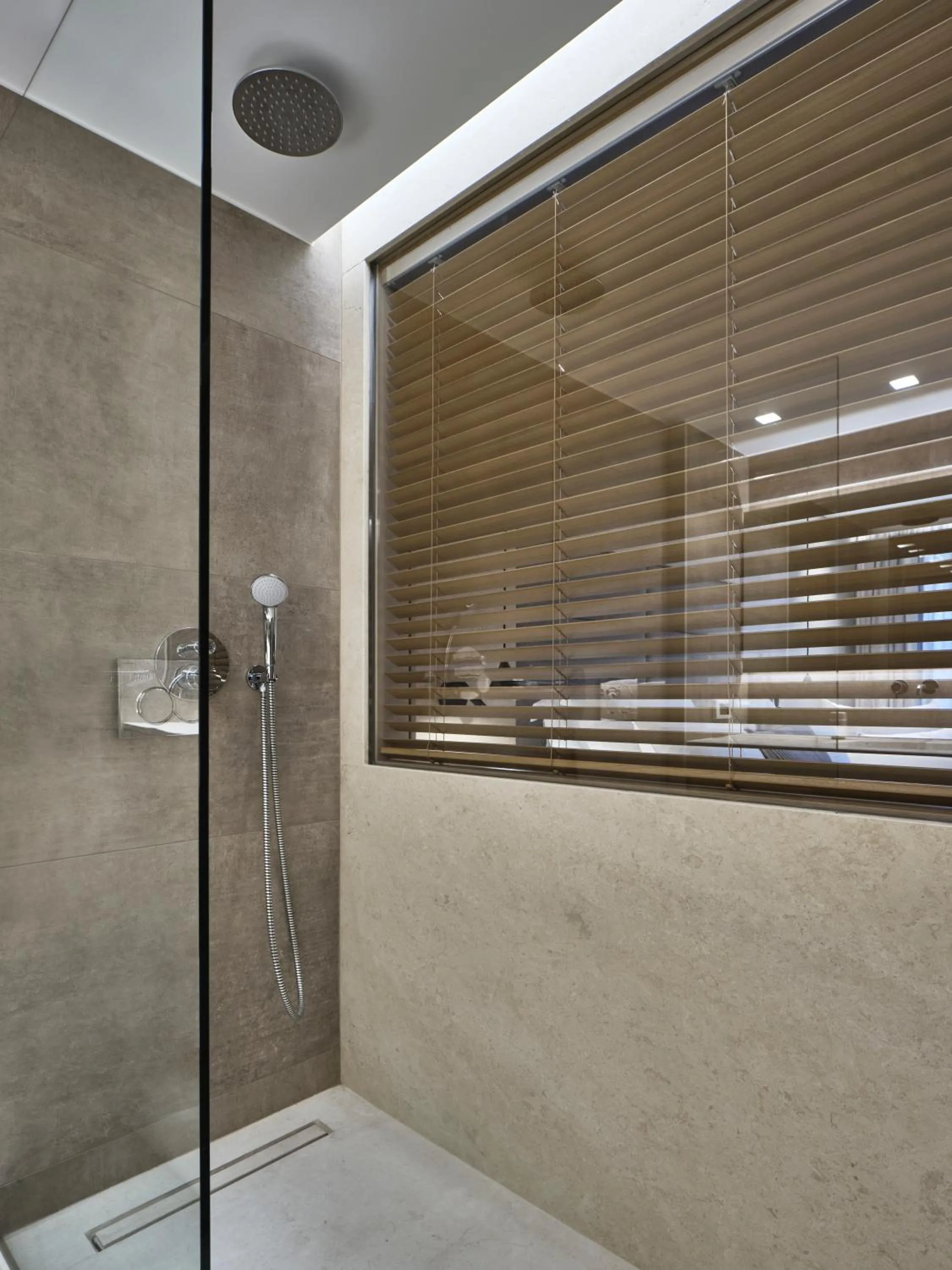 Shower in Sea View Cityscape Hotel