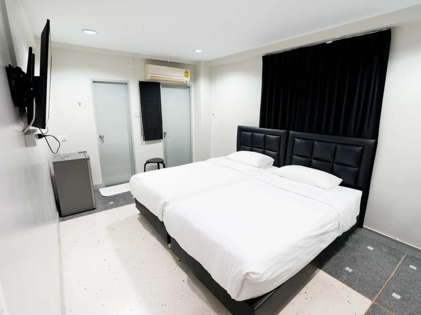 Photo of the whole room, Bed in Suksomboon Residence
