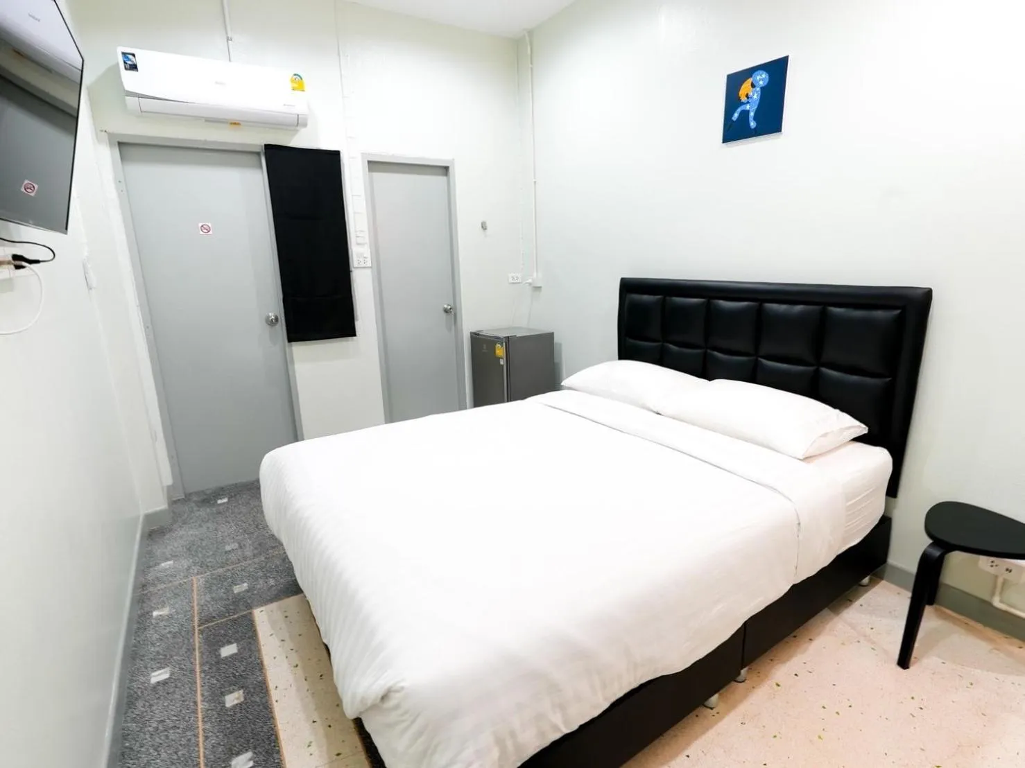 Bedroom, Bed in Suksomboon Residence