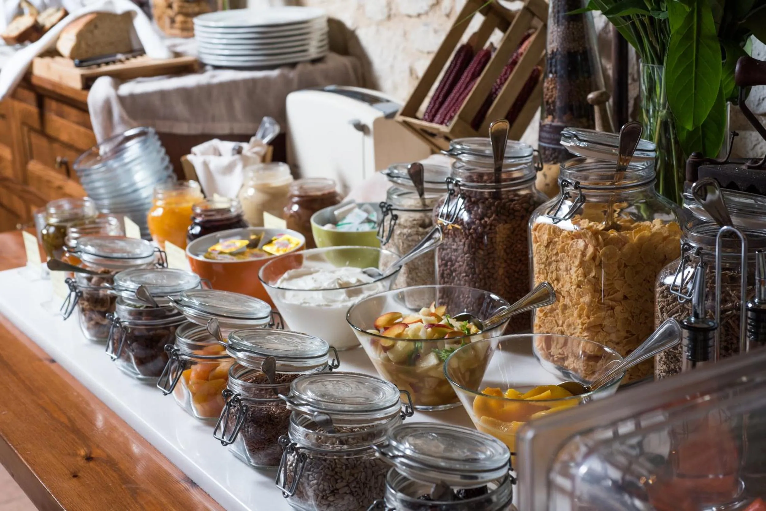 Buffet breakfast in Katalagari Country Suites