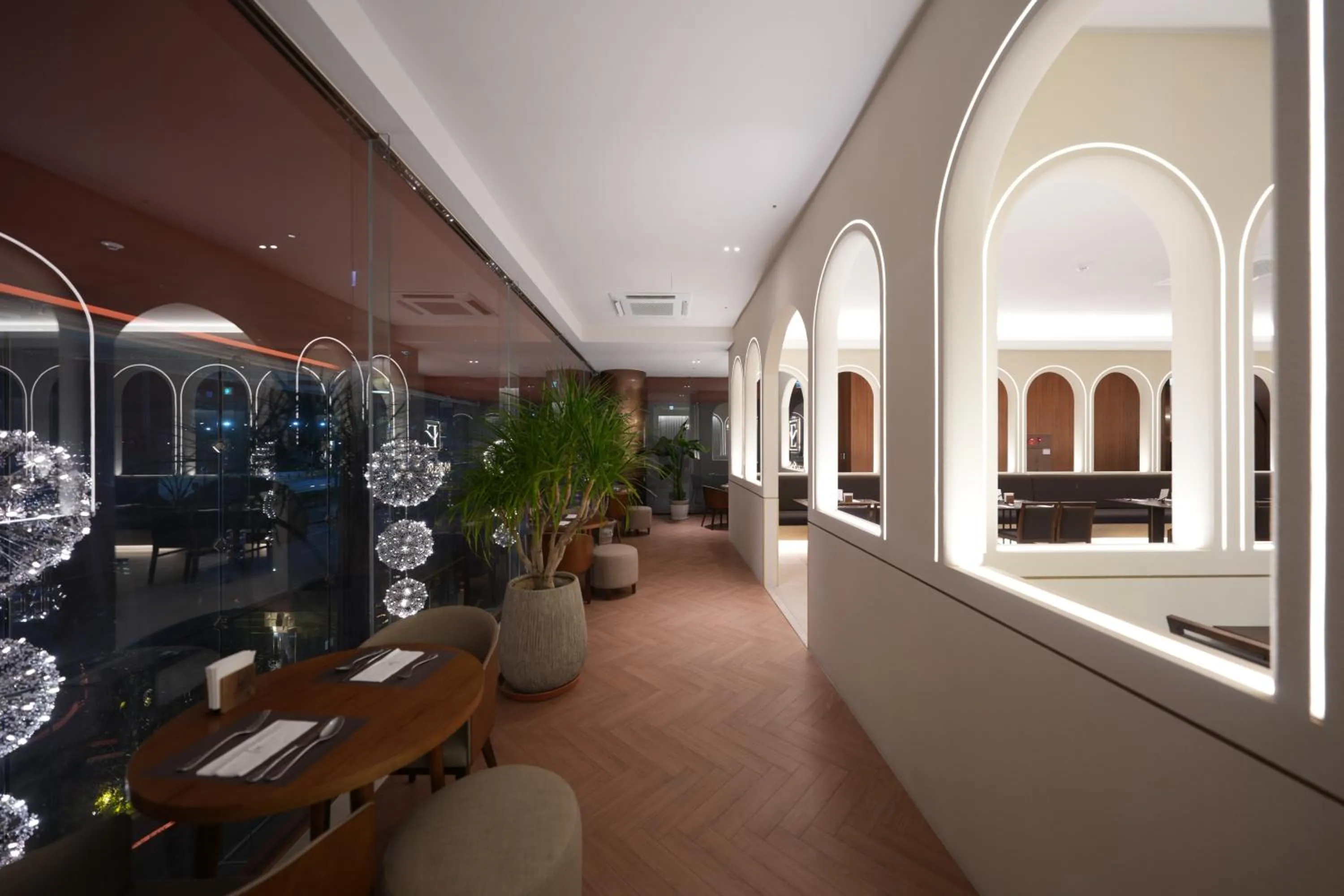 Restaurant/places to eat in Eldis Regent Hotel