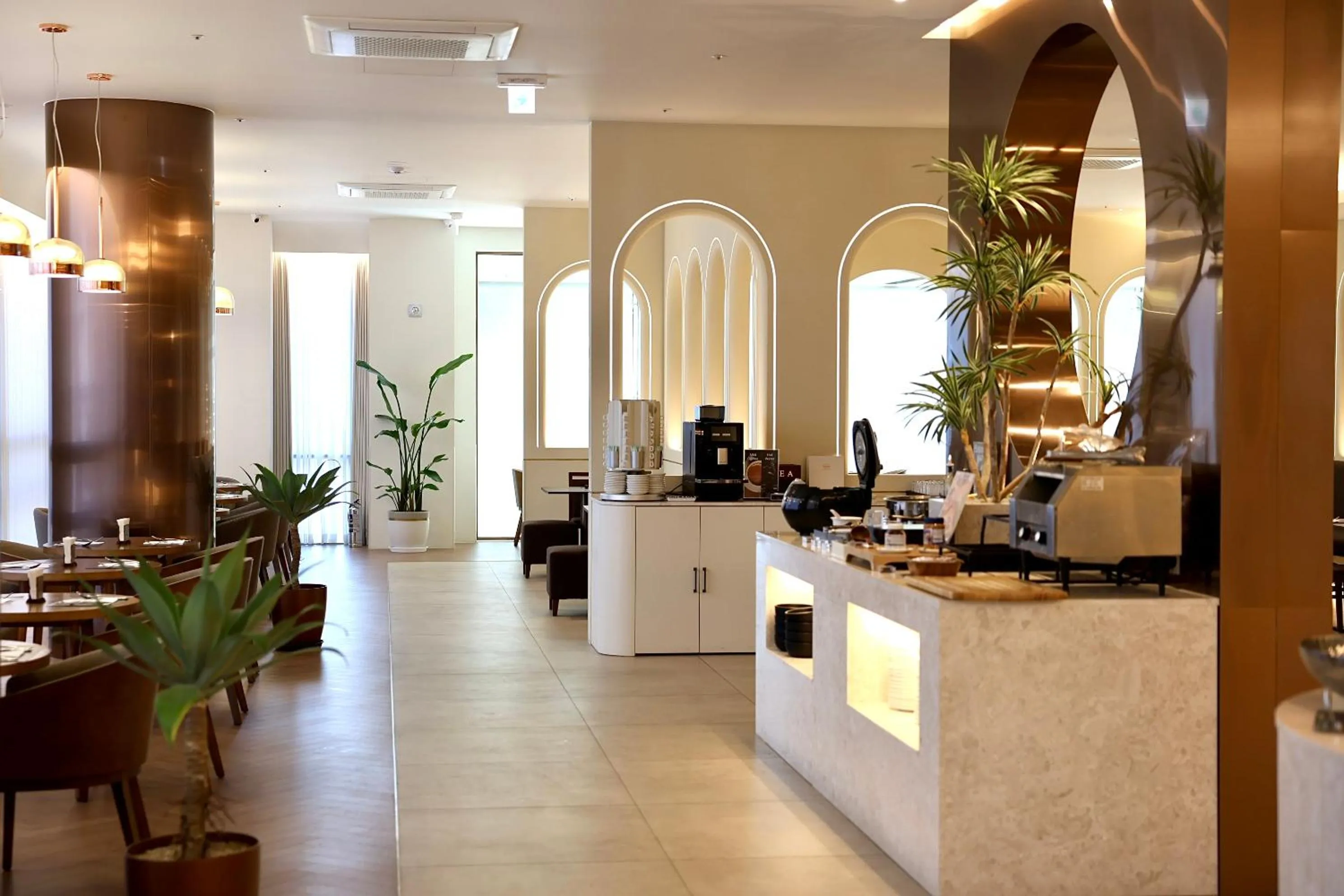 Restaurant/places to eat in Eldis Regent Hotel