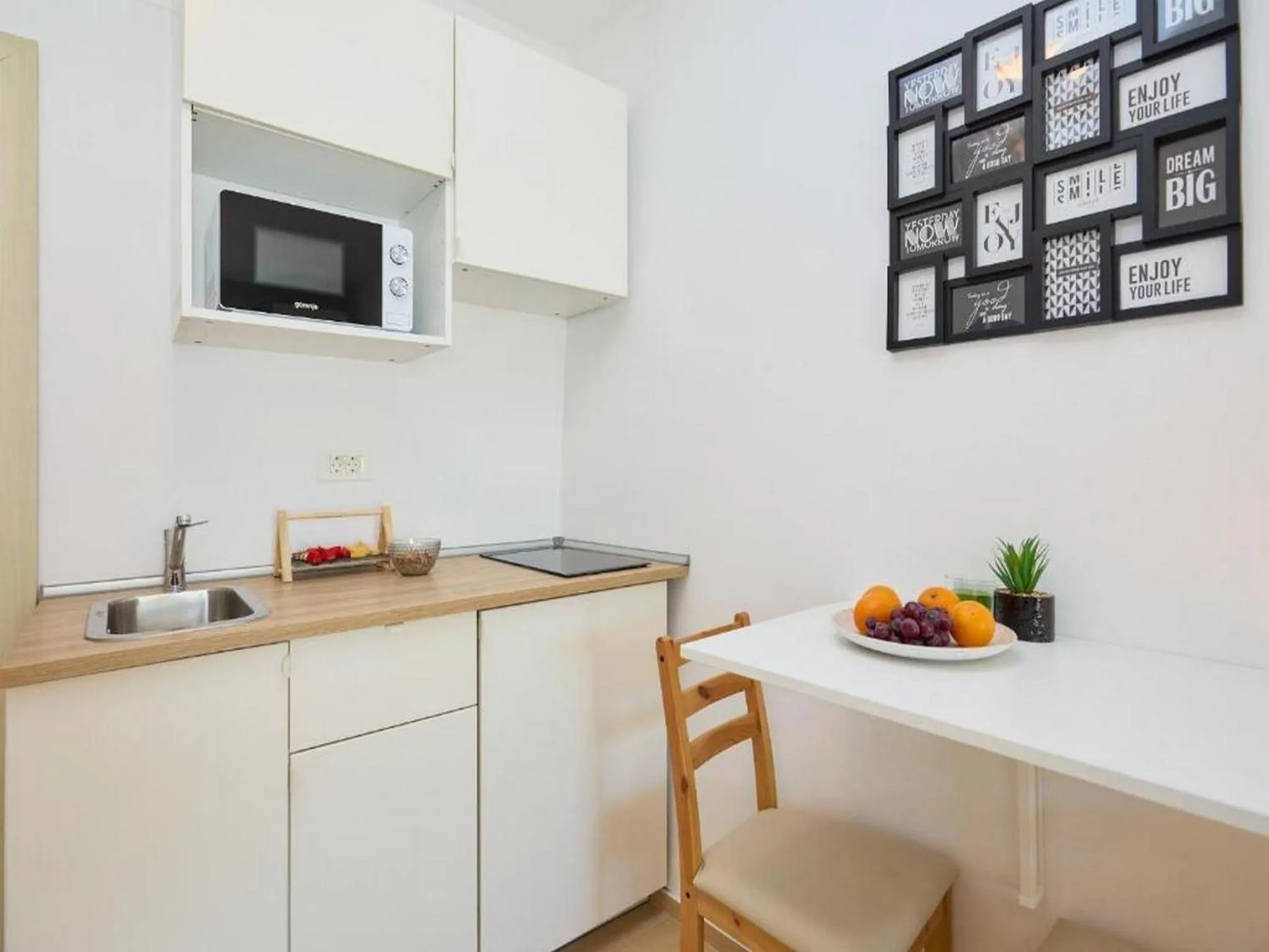Kitchen or kitchenette in Palm Tree Apartments