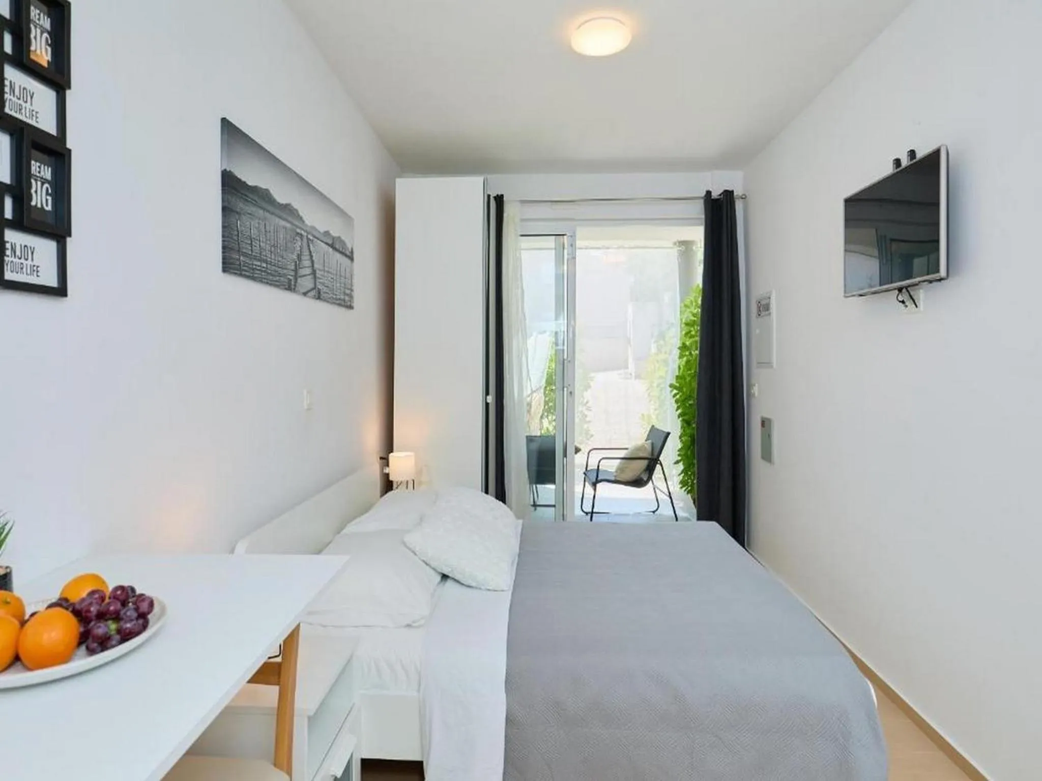 Other, Bed in Palm Tree Apartments