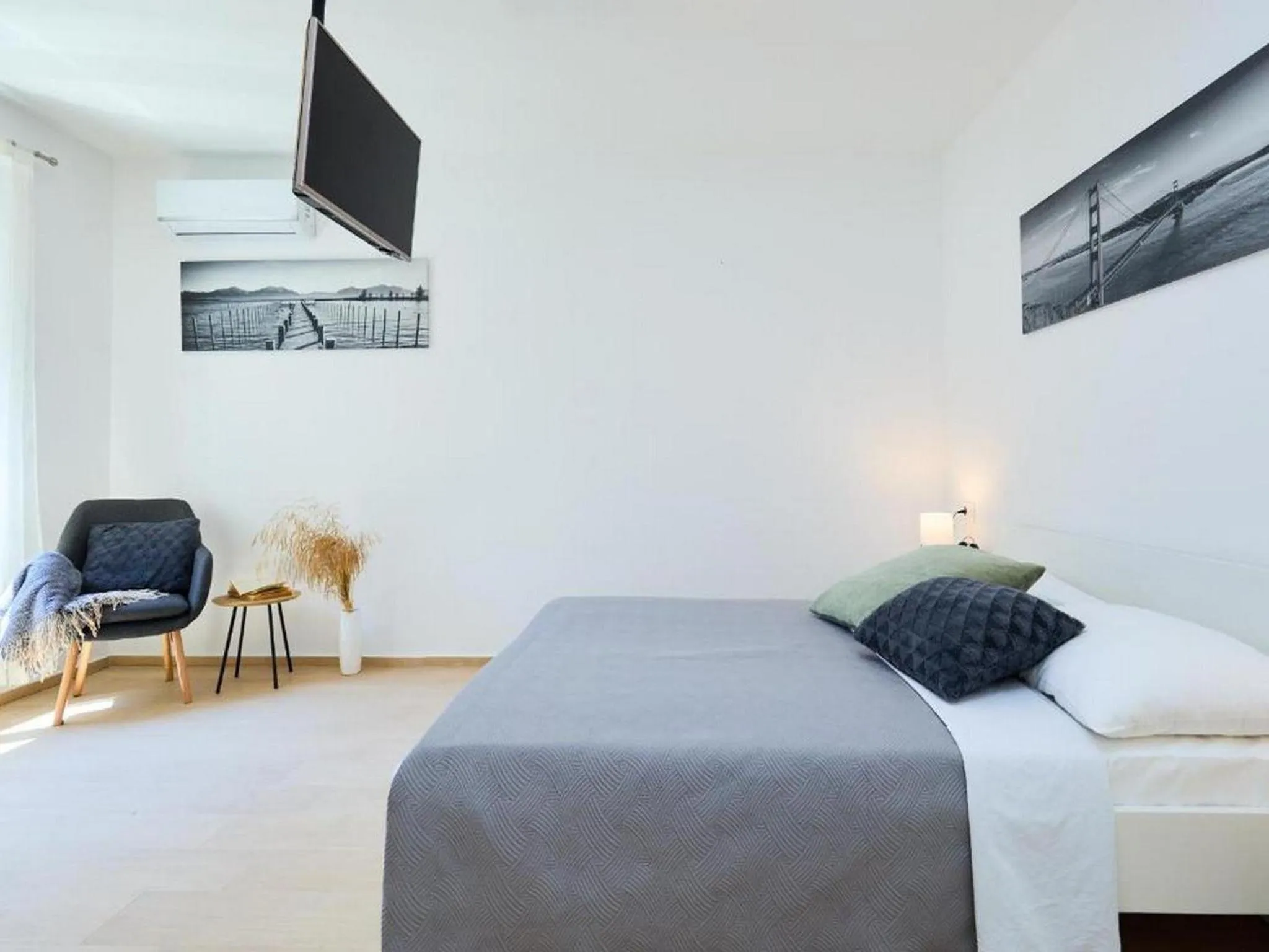 Other, Bed in Palm Tree Apartments