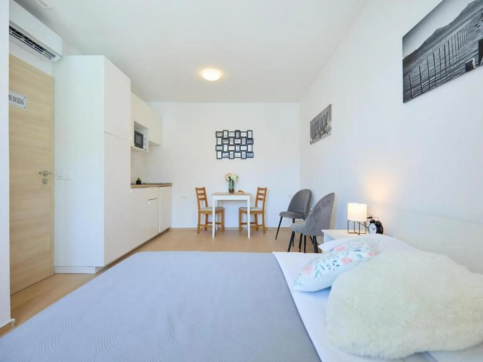 Other, Bed in Palm Tree Apartments