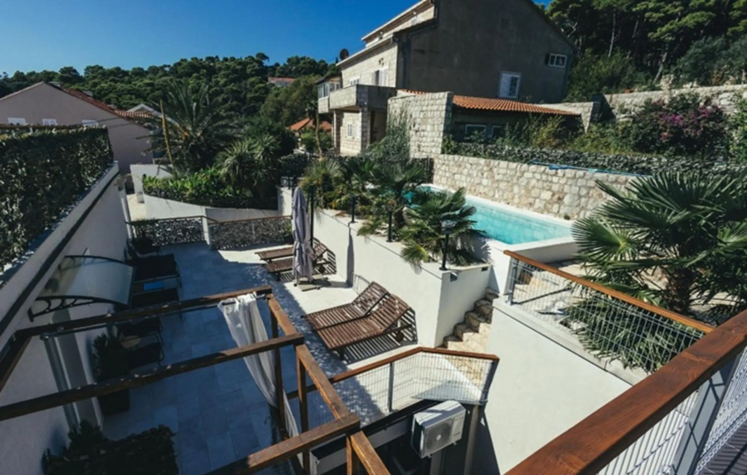 Swimming pool in Palm Tree Apartments
