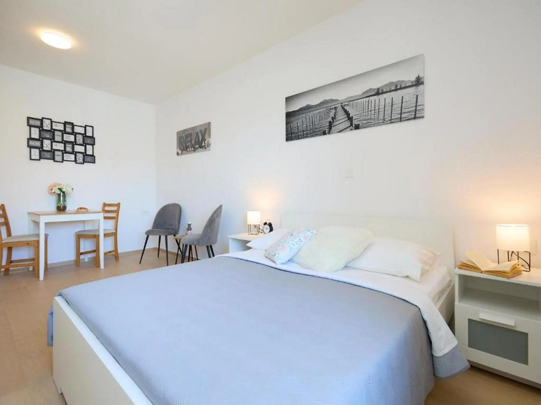 Other, Bed in Palm Tree Apartments