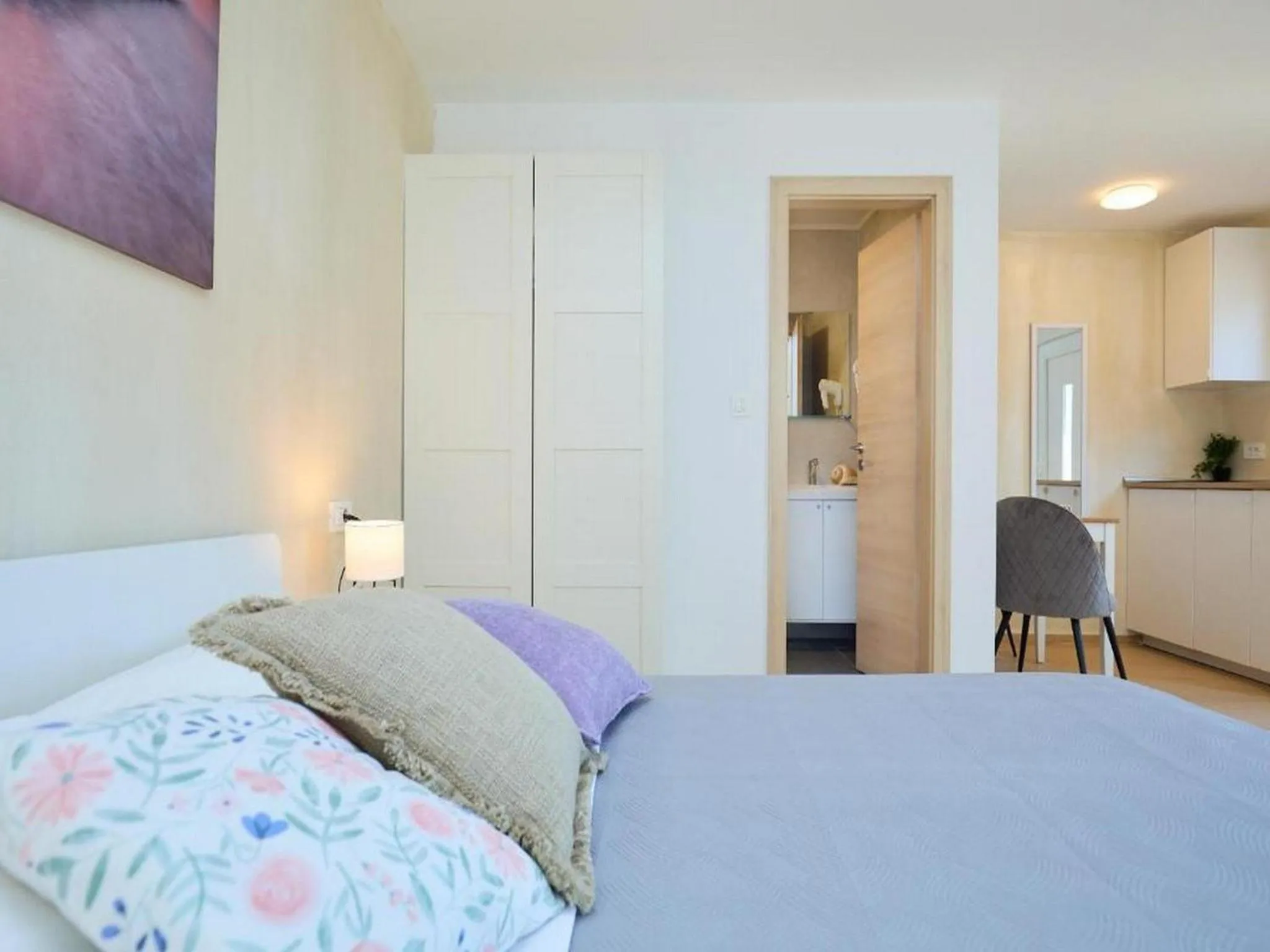 Other, Bed in Palm Tree Apartments