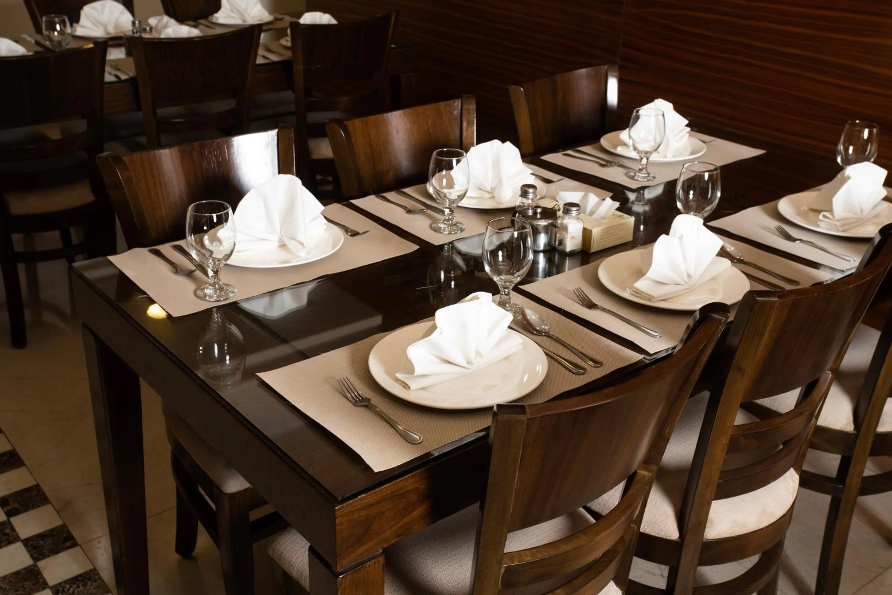 Restaurant/places to eat in Dweik Hotel LUXURY 3