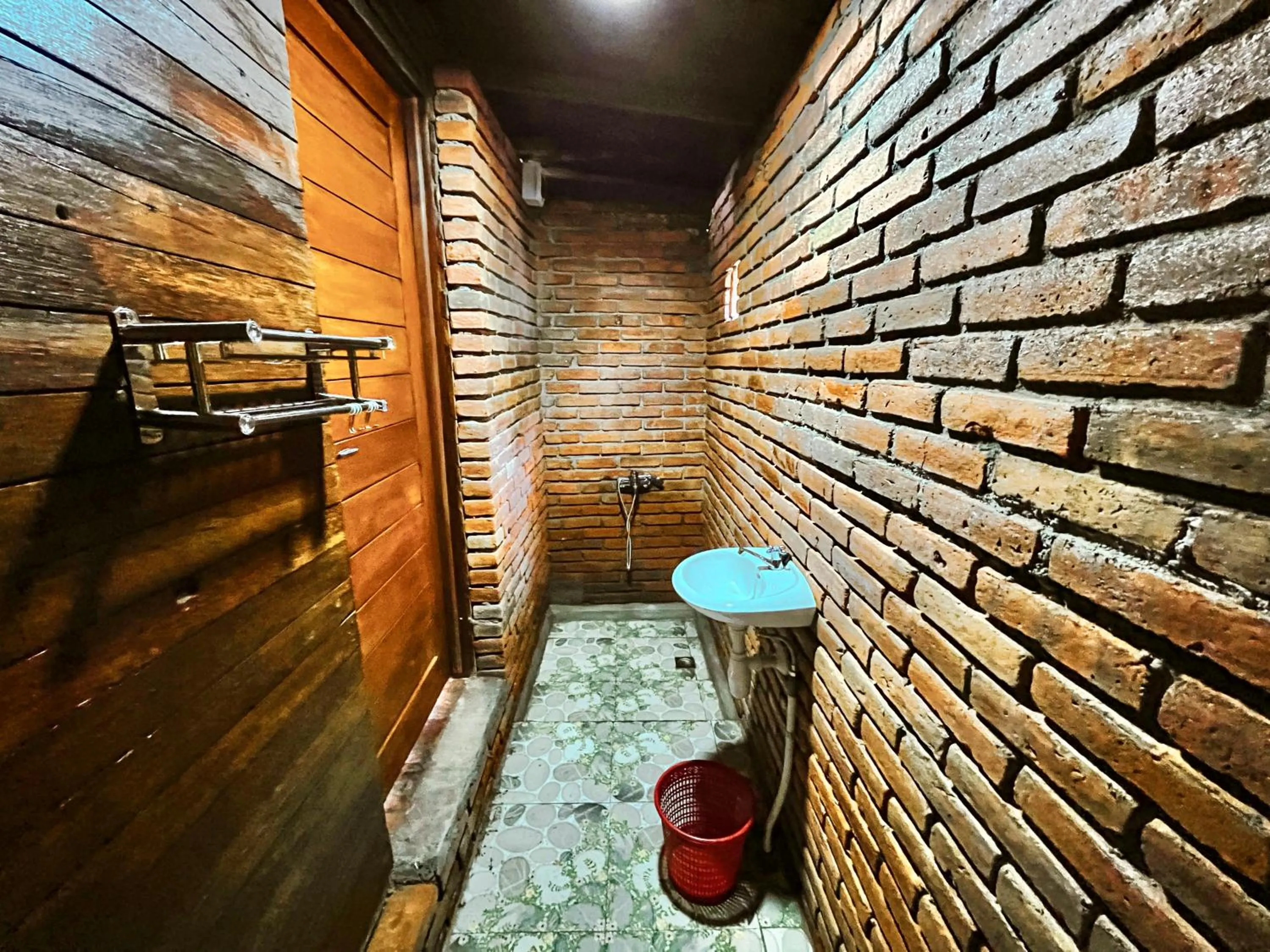 Shower in Diamond Glamping by BIO Management