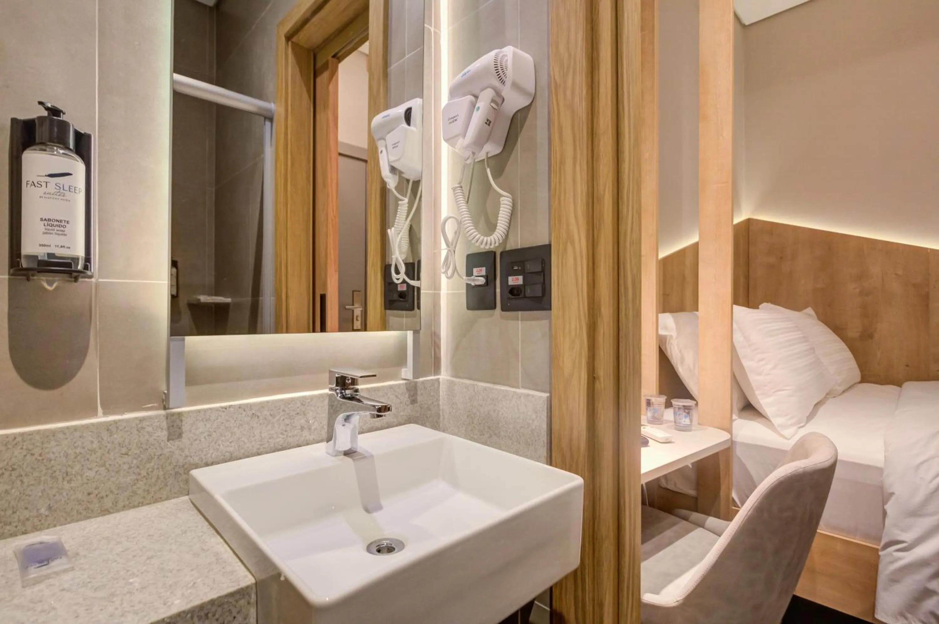 Bathroom in Fast Sleep Suites by Slaviero Hoteis - Hotel dentro do Aeroporto de Guarulhos - Terminal 2 - desembarque oeste
