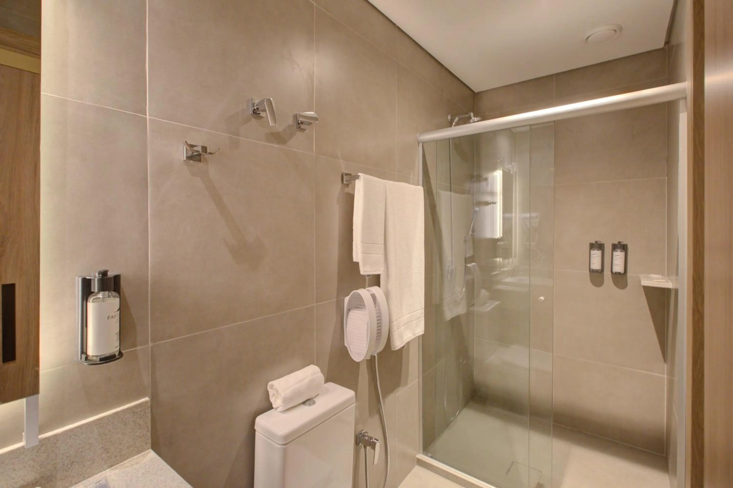 Bathroom in Fast Sleep Suites by Slaviero Hoteis - Hotel dentro do Aeroporto de Guarulhos - Terminal 2 - desembarque oeste