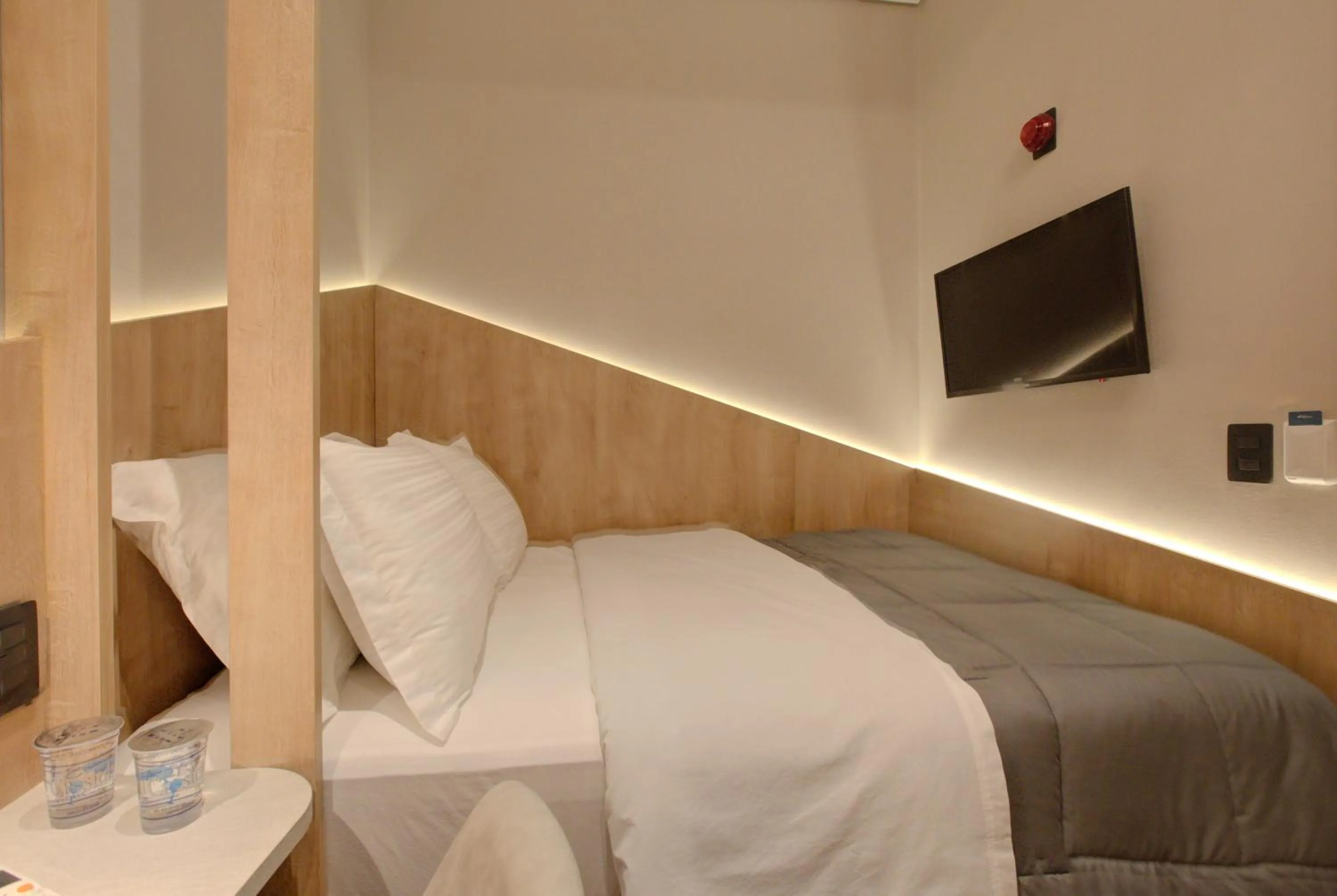 Photo of the whole room, Bed in Fast Sleep Suites by Slaviero Hoteis - Hotel dentro do Aeroporto de Guarulhos - Terminal 2 - desembarque oeste